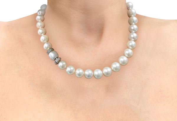 Australian pearl necklace in degrading.