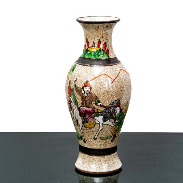 Vaso cloisonnet con scene di battaglia