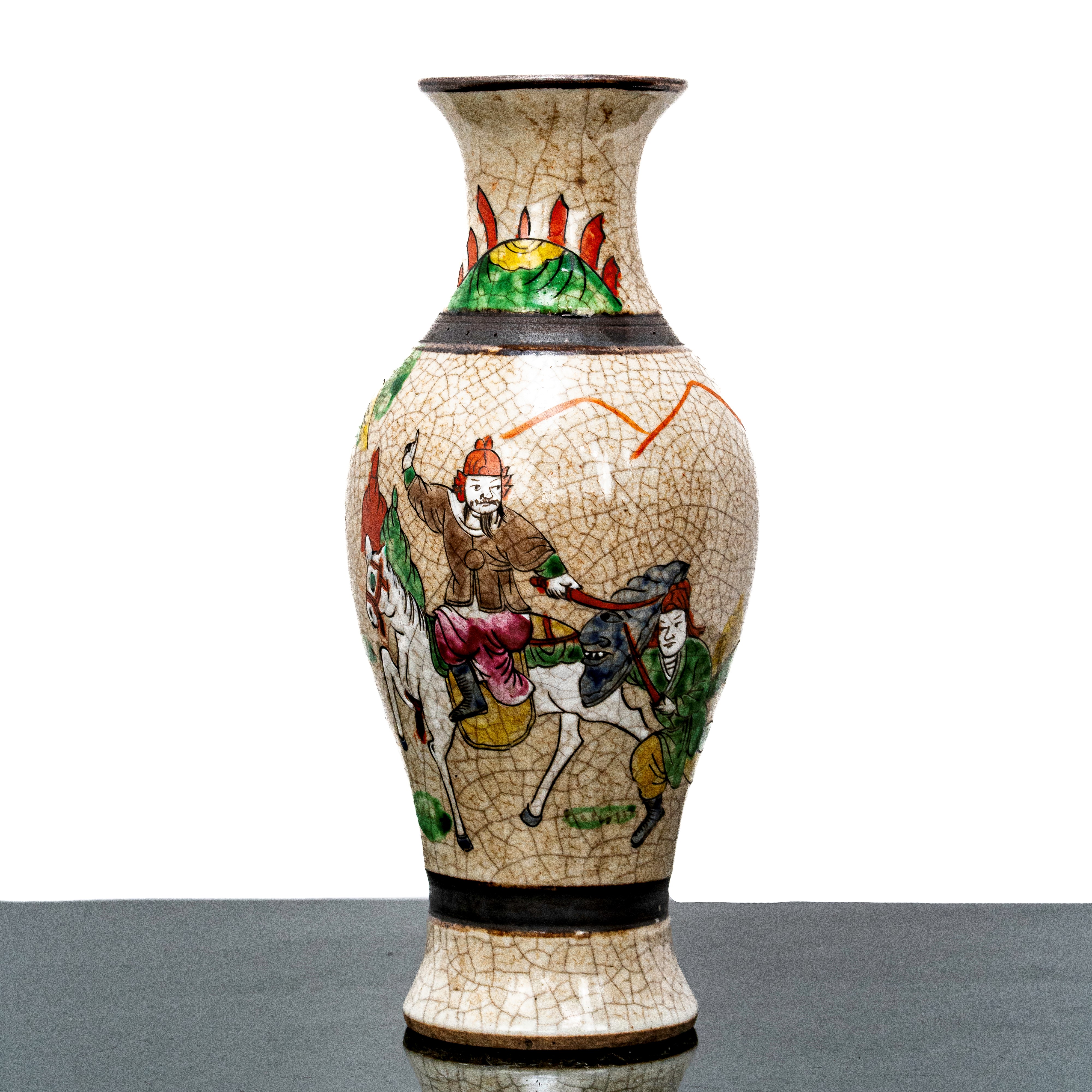 Vaso cloisonnet con scene di battaglia