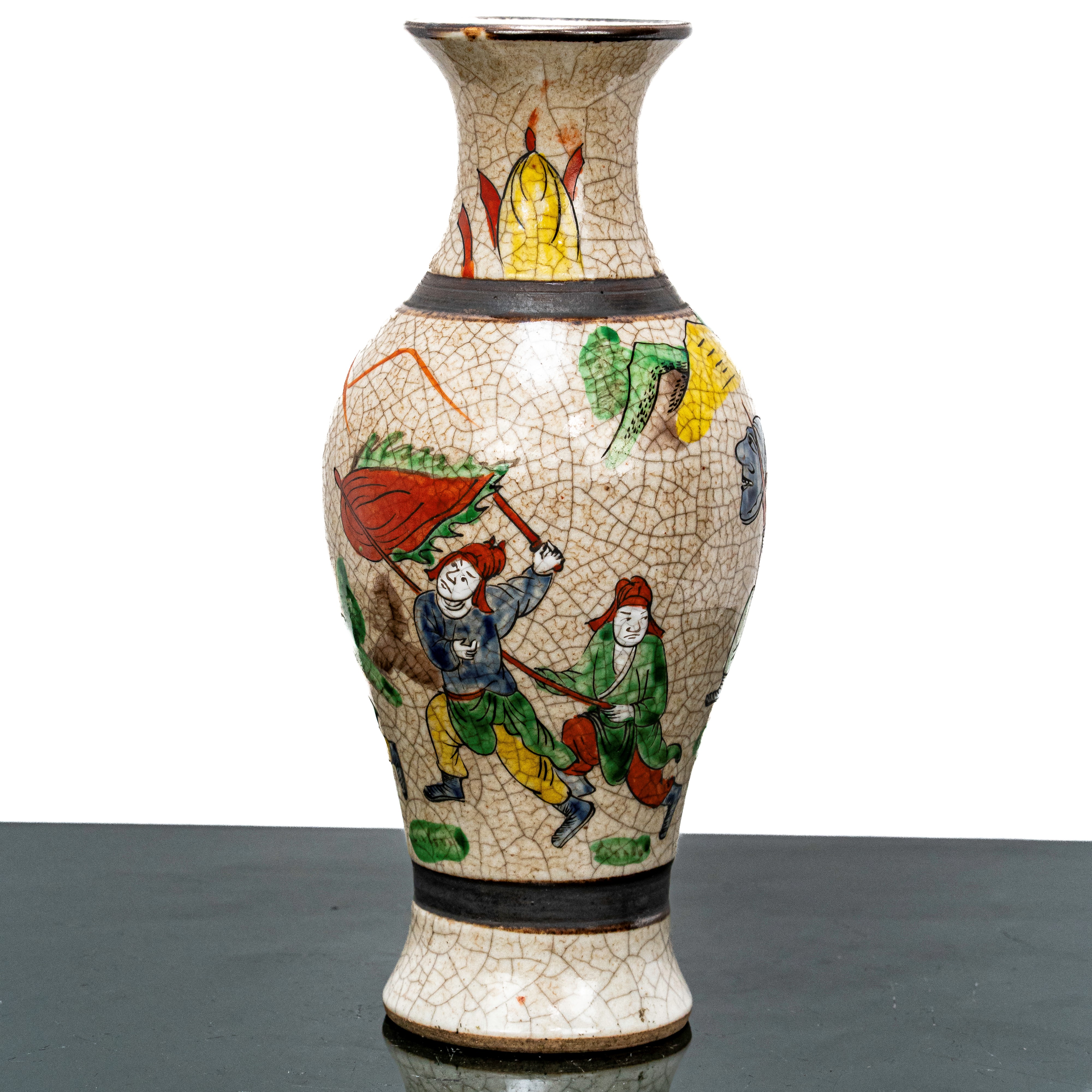 Vaso cloisonnet con scene di battaglia
