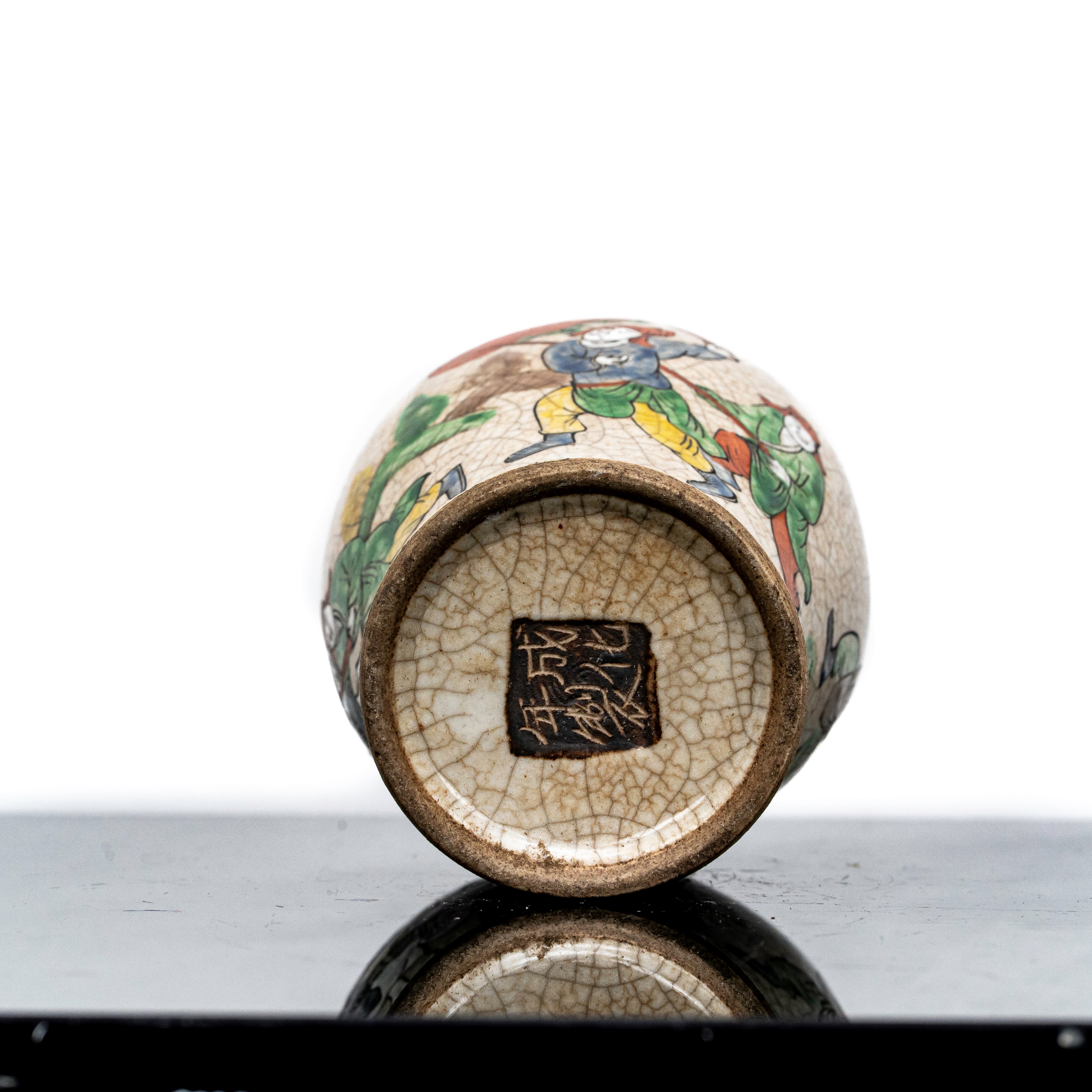 Vaso cloisonnet con scene di battaglia