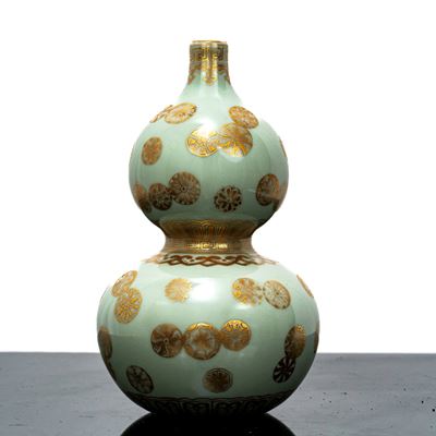 Vaso a Doppia Zucca in Porcellana Celadon con Motivi Decorativi Dorati