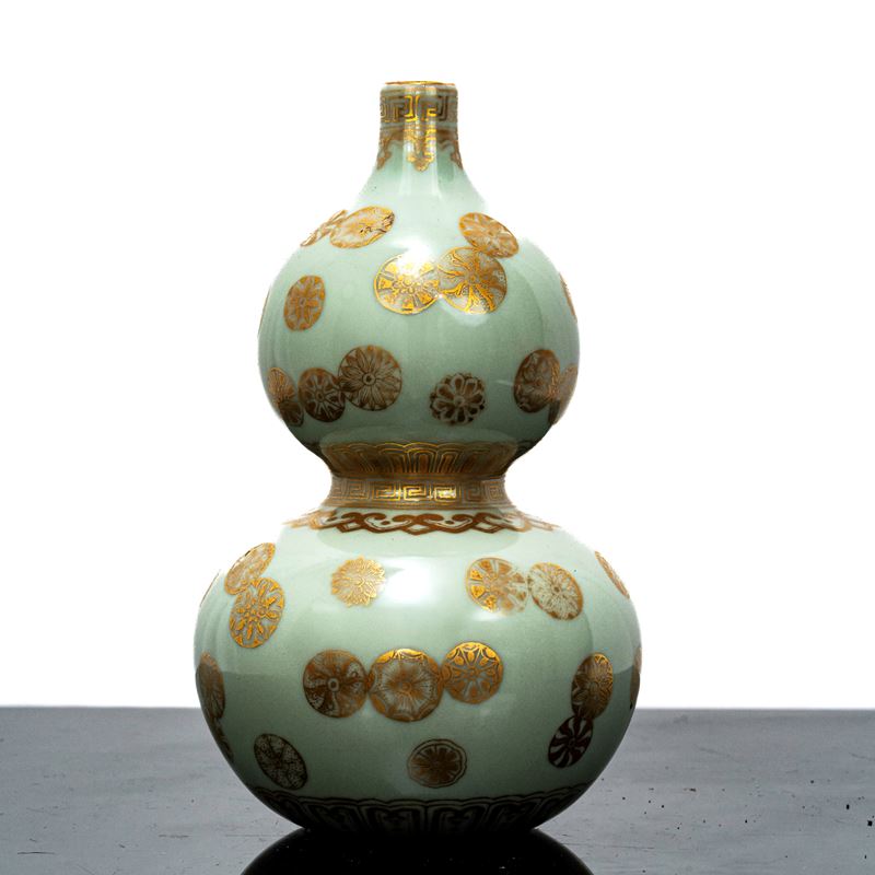 Vaso a Doppia Zucca in Porcellana Celadon con Motivi Decorativi Dorati