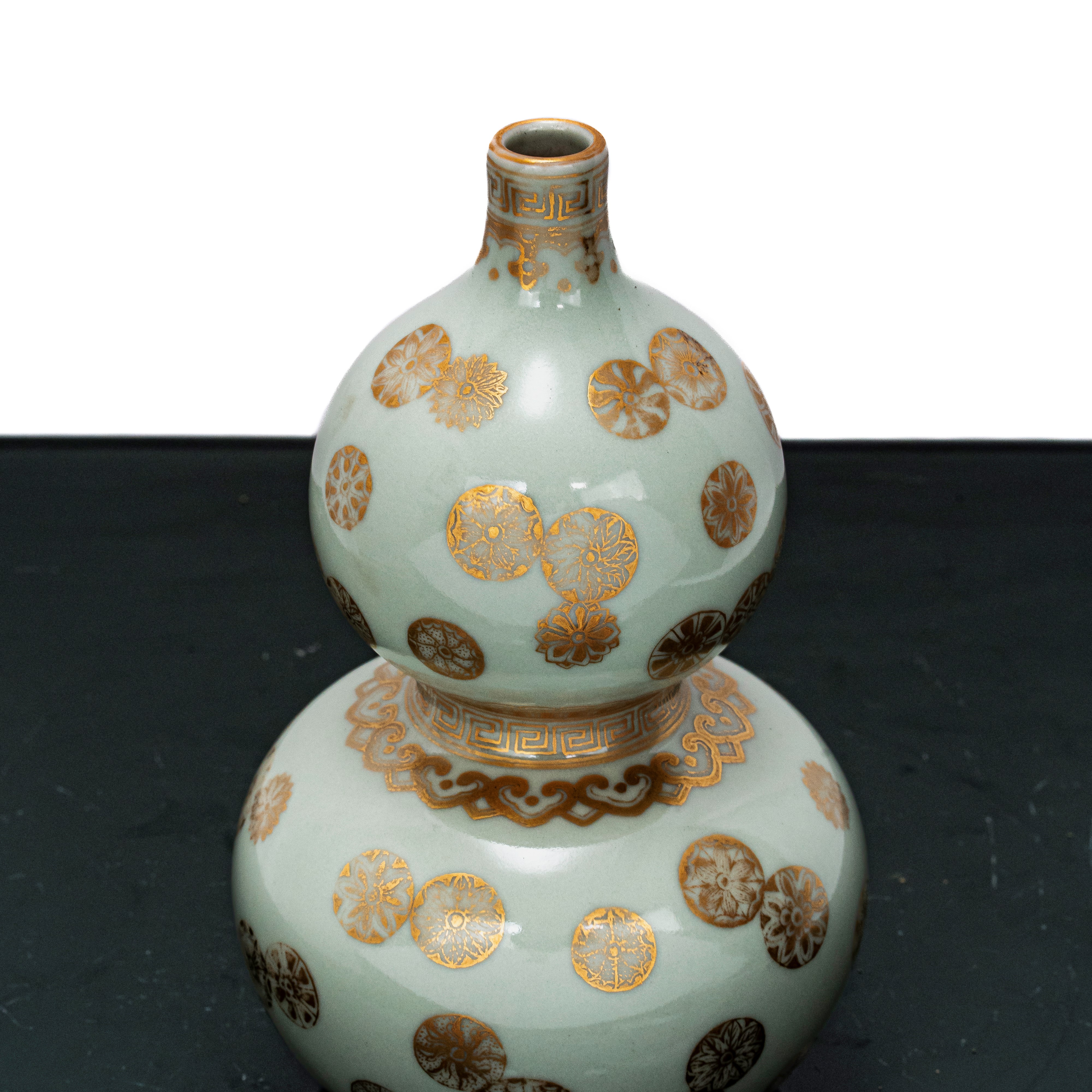 Vaso a Doppia Zucca in Porcellana Celadon con Motivi Decorativi Dorati