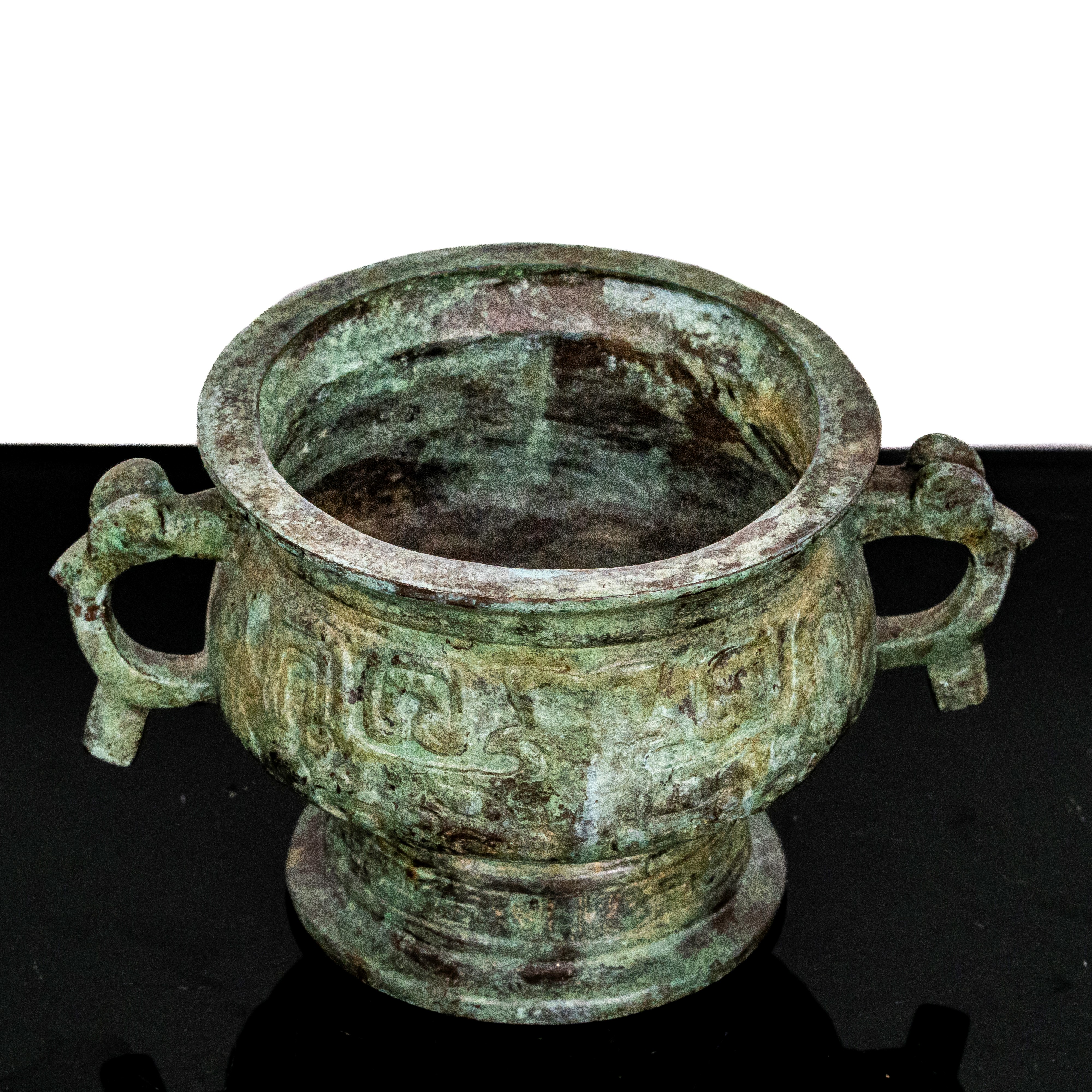 Bruciatore di incenso in rame con decori a rilievo