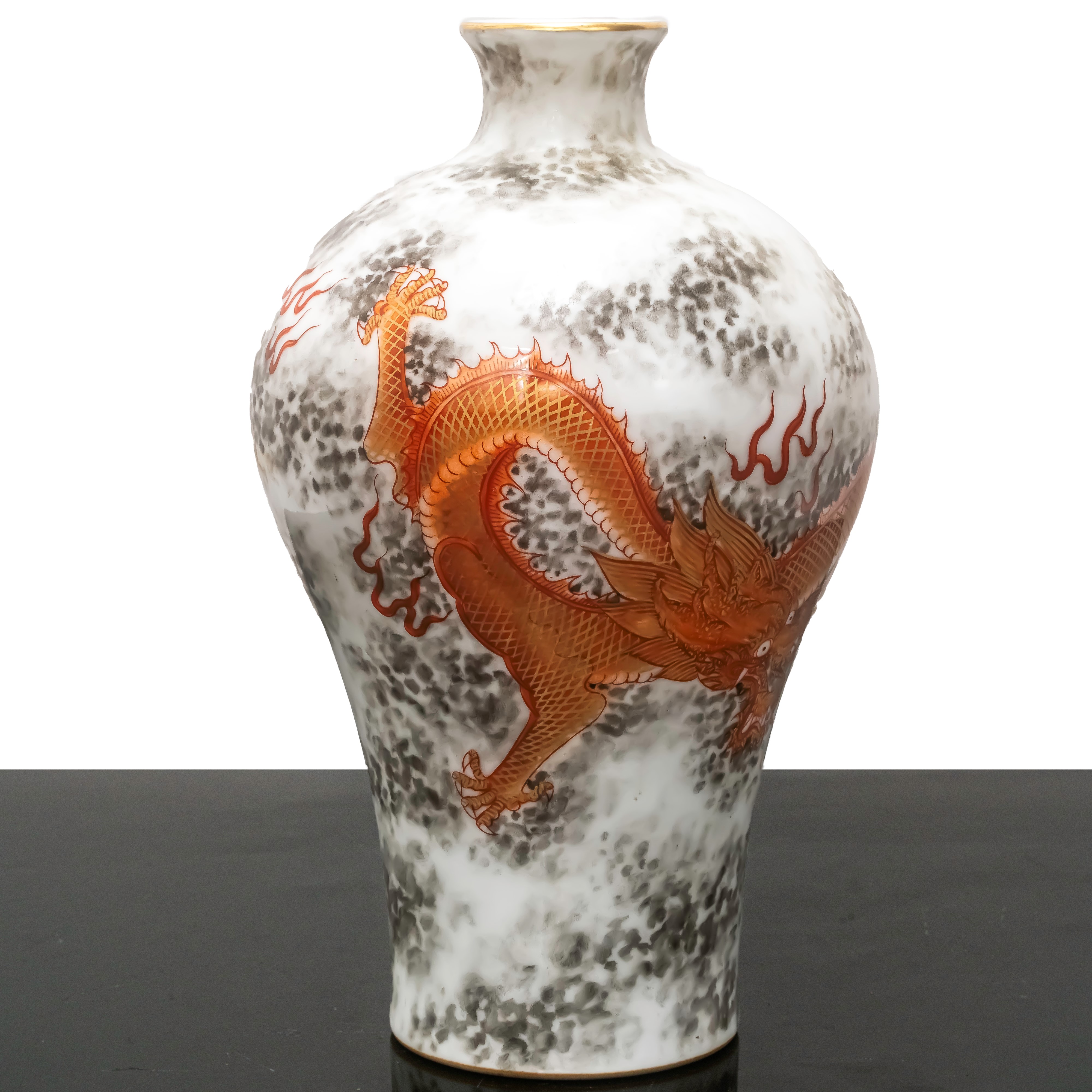 Vaso con fondo bianco e dragone arancione