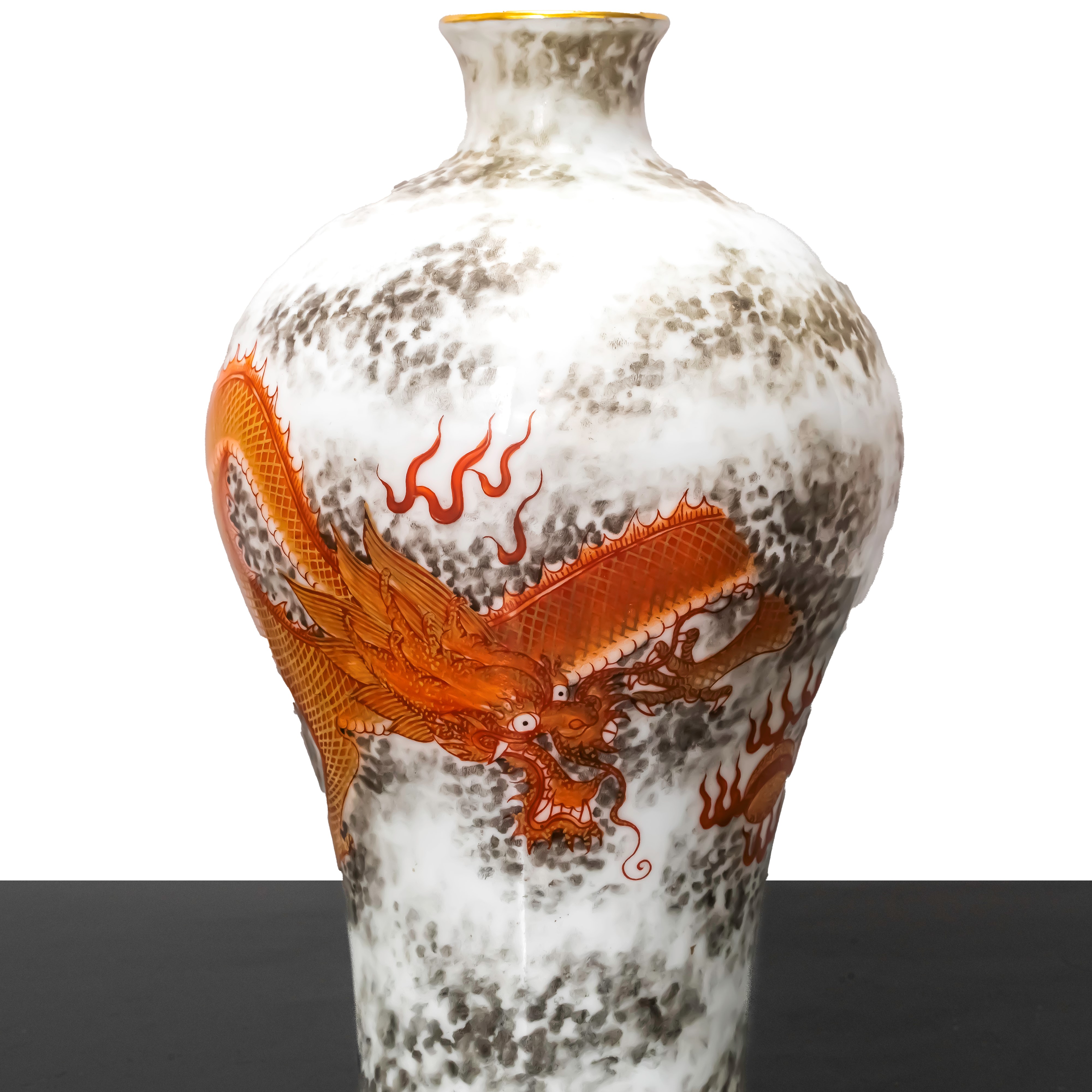 Vaso con fondo bianco e dragone arancione