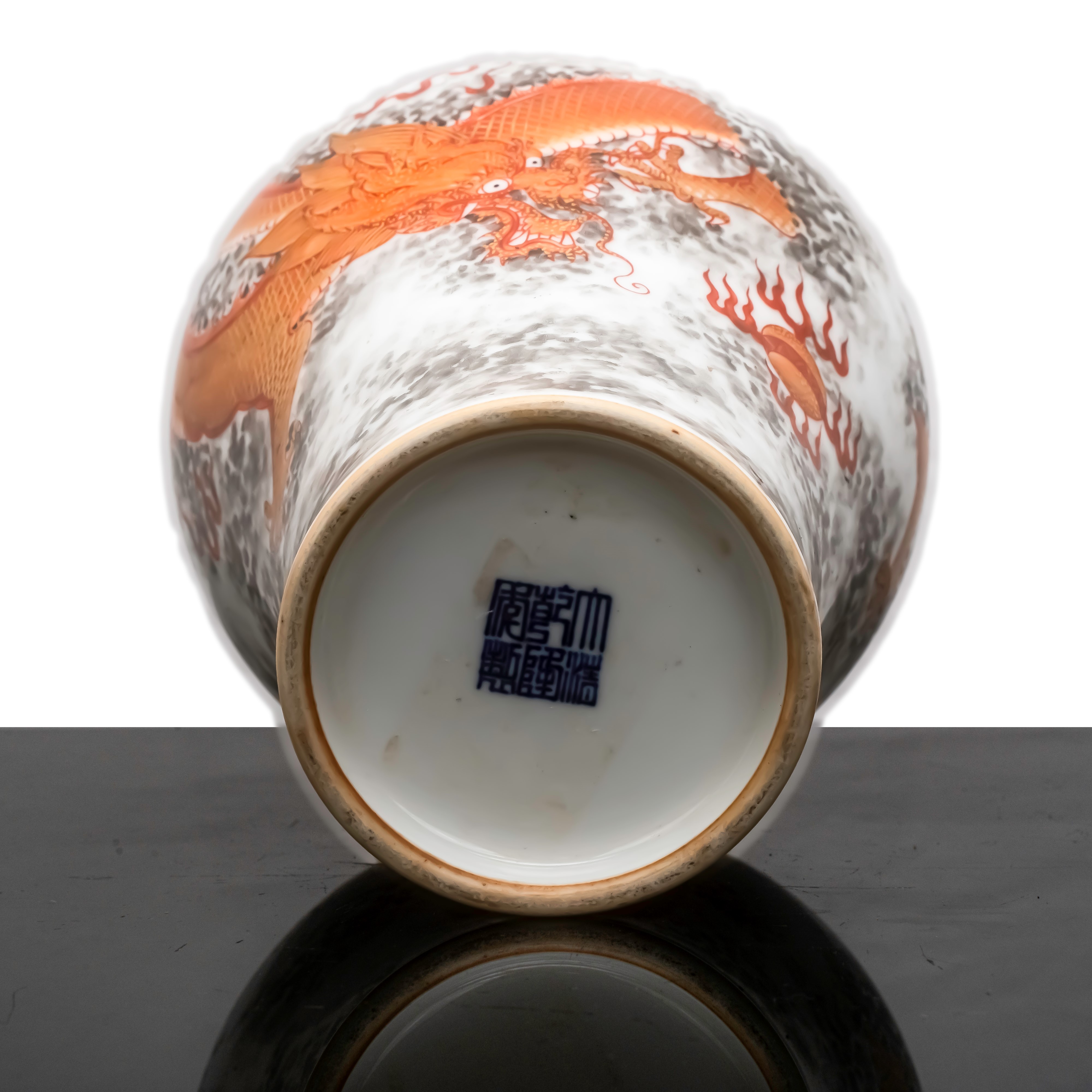 Vaso con fondo bianco e dragone arancione