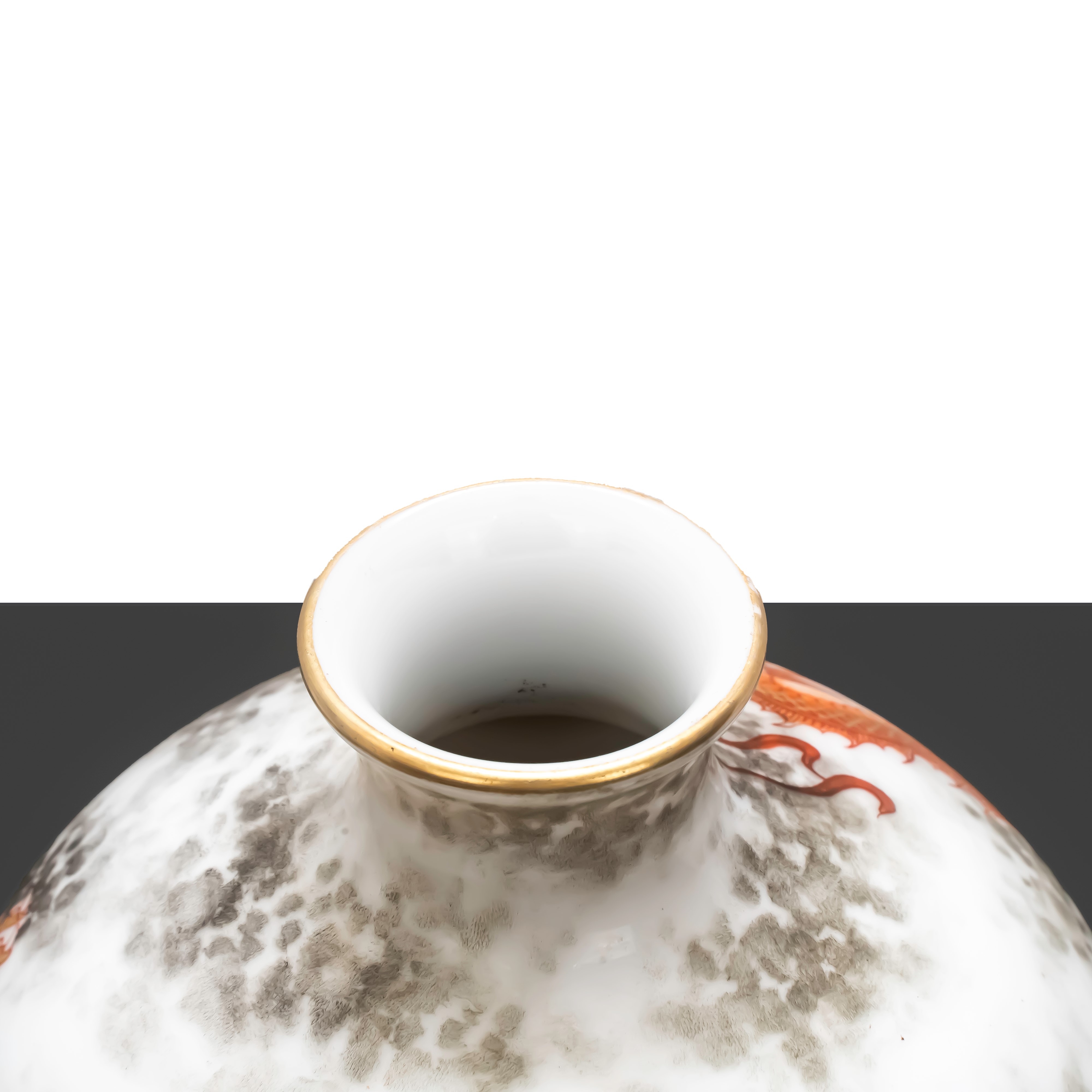 Vaso con fondo bianco e dragone arancione