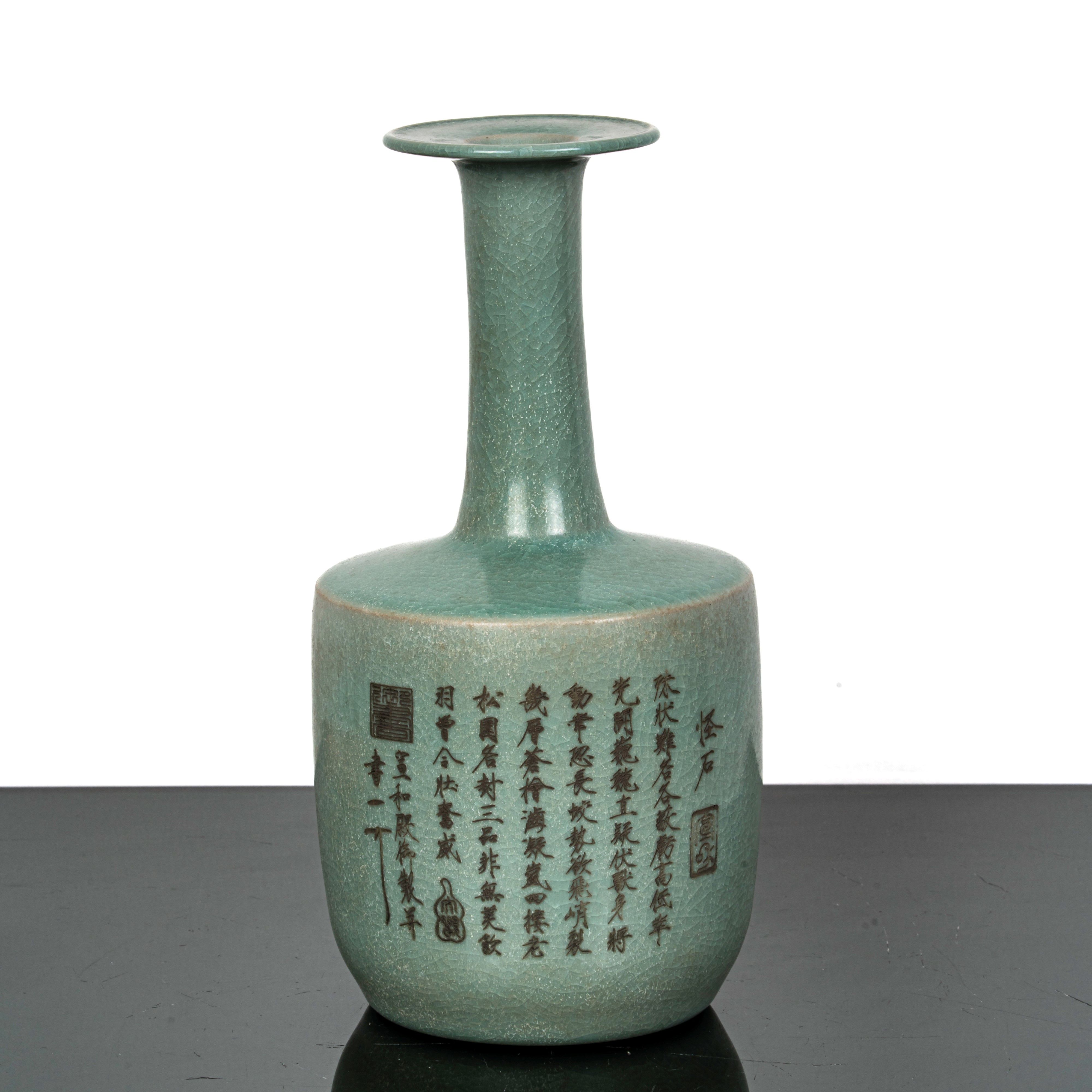 Vaso in porcellana celadon con iscrizione