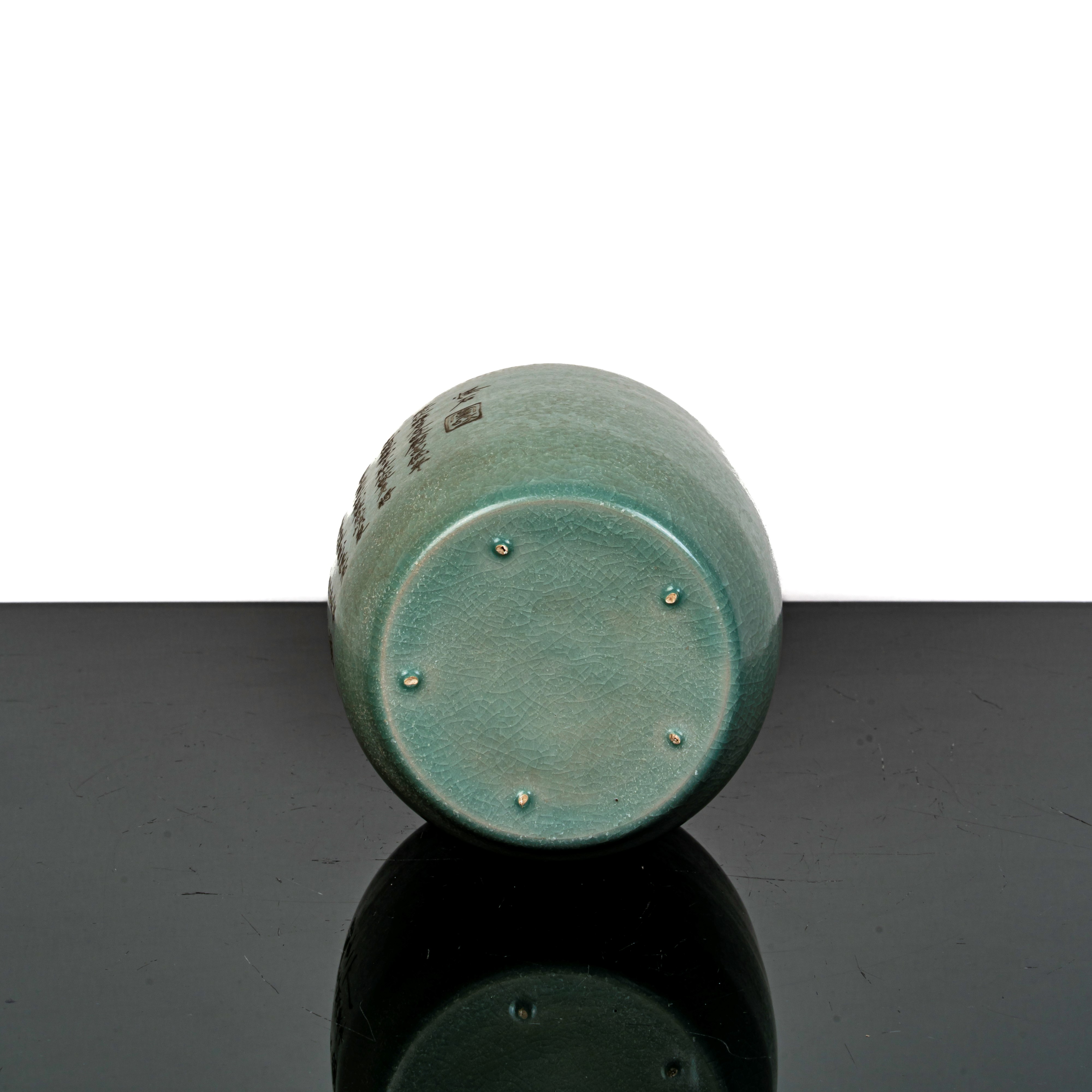 Vaso in porcellana celadon con iscrizione