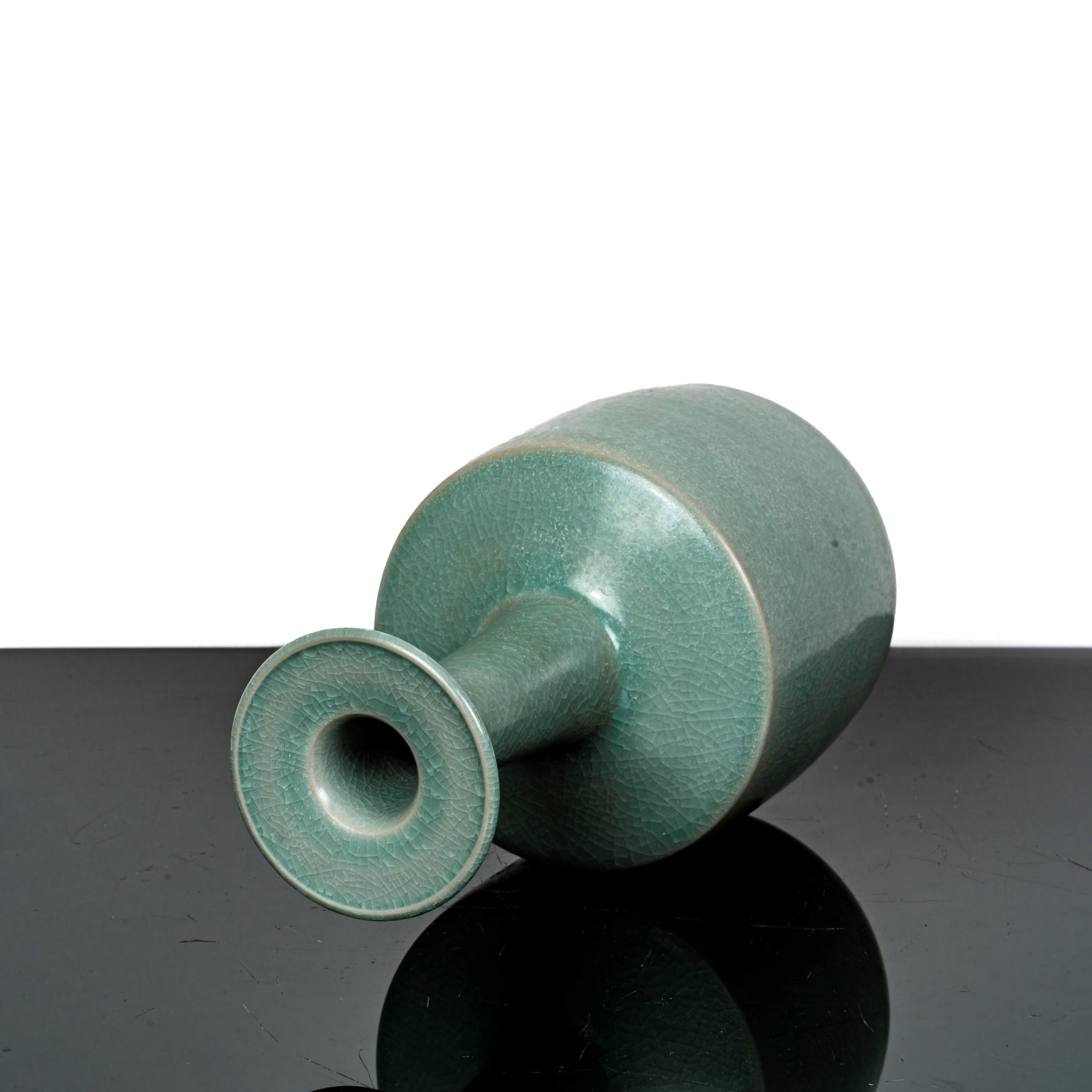 Vaso in porcellana celadon con iscrizione