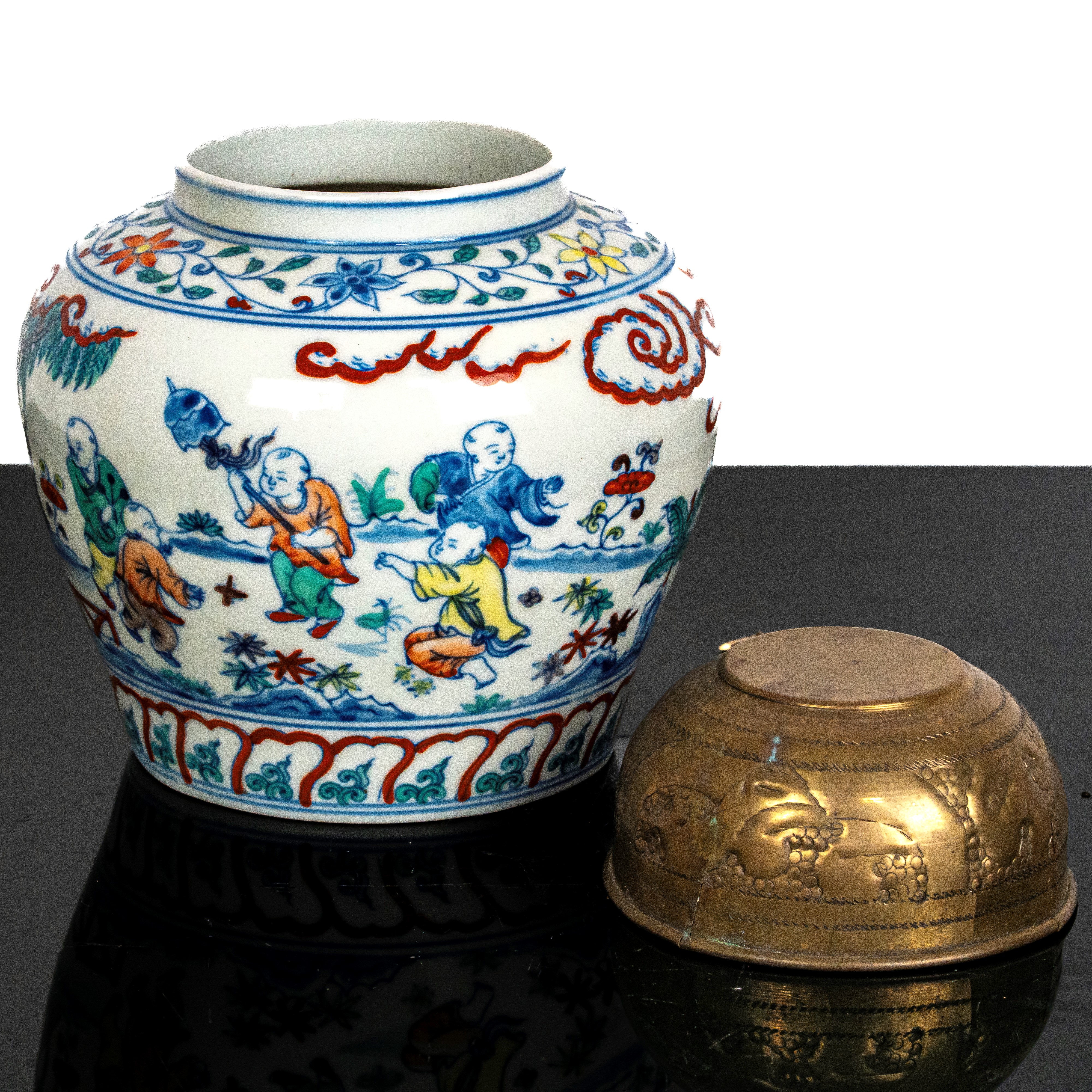 Vaso ceramica Doucai decorato con scene di genere con coperchio in metallo