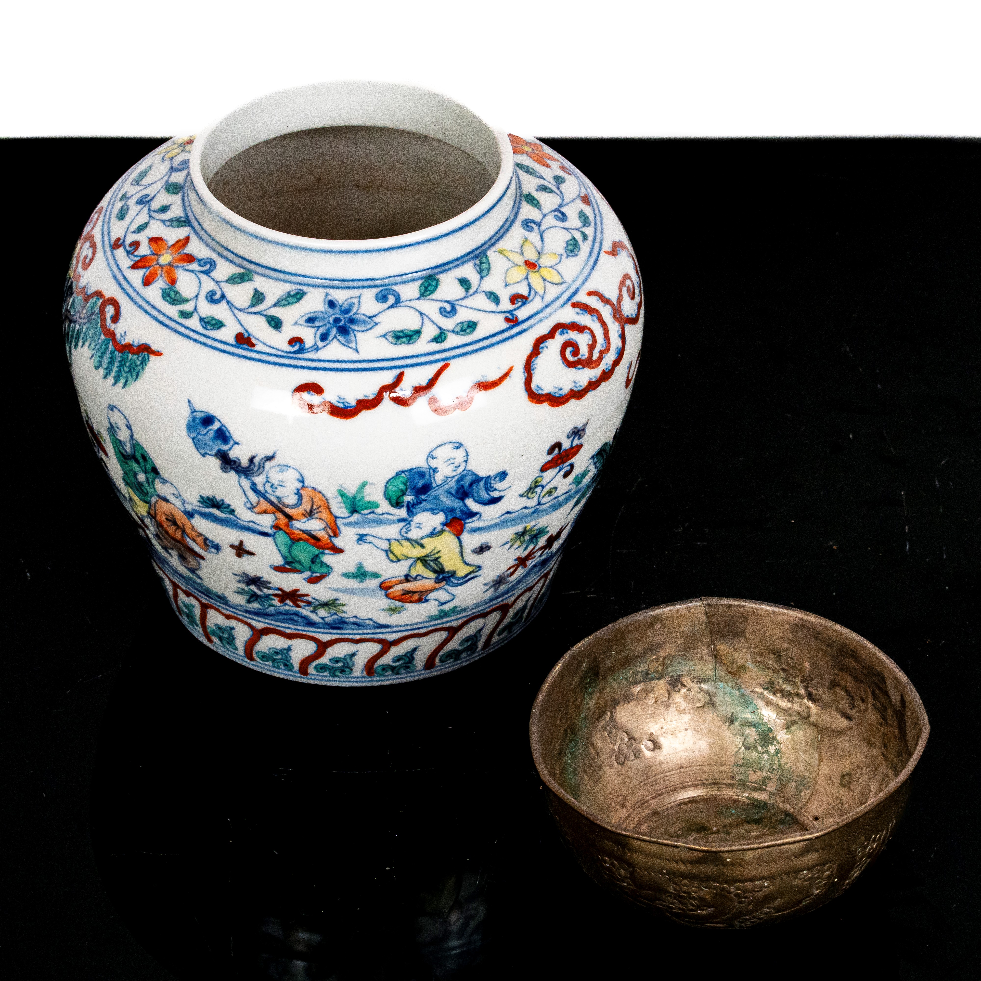 Vaso ceramica Doucai decorato con scene di genere con coperchio in metallo