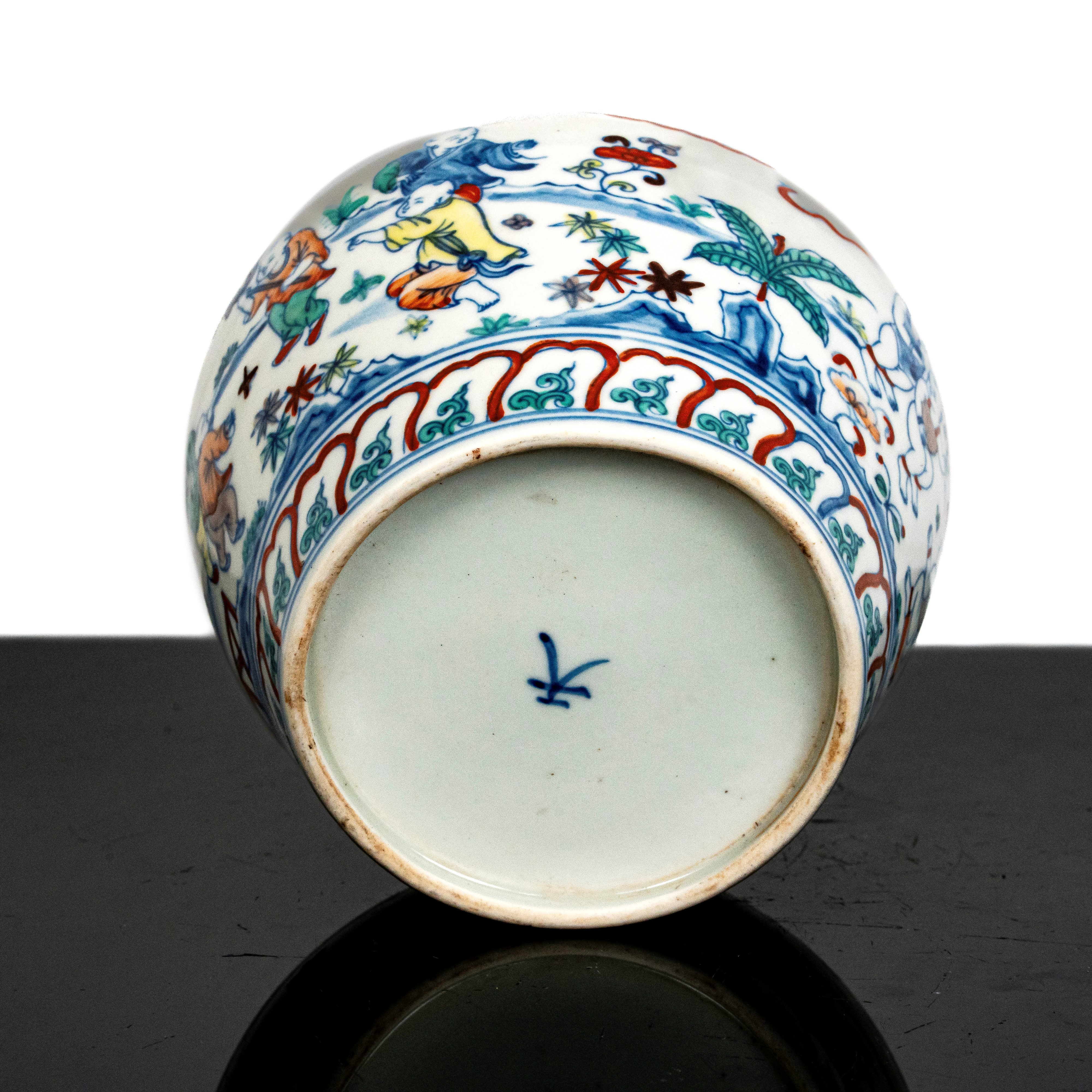 Vaso ceramica Doucai decorato con scene di genere con coperchio in metallo