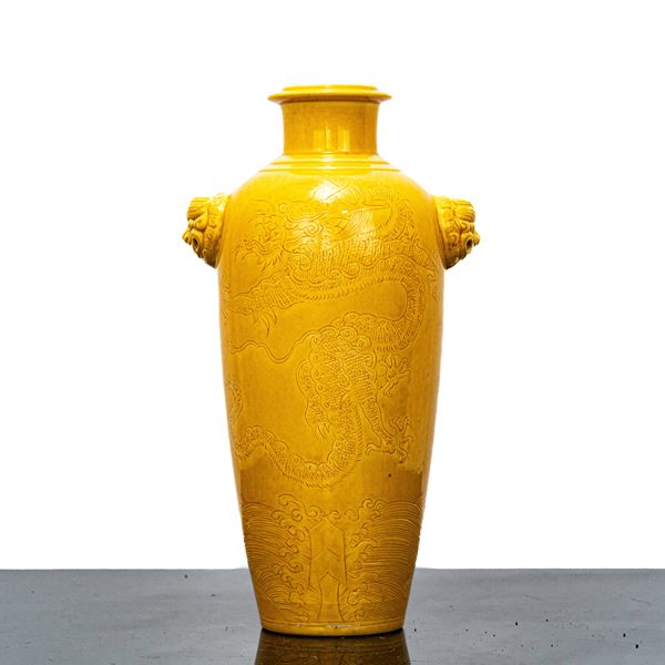 Vaso giallo con inciso motico decorativo con dragoni