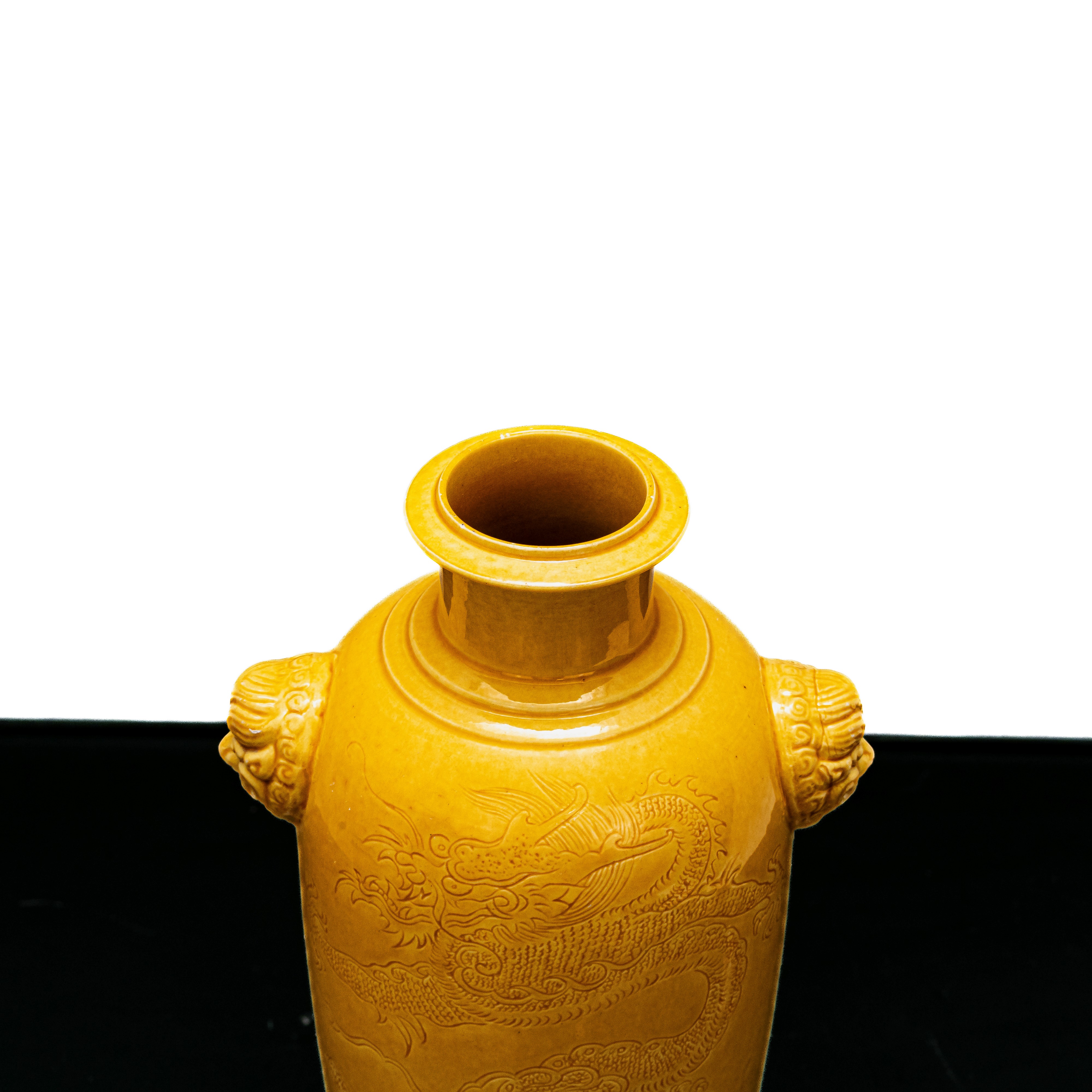 Vaso Giallo con Inciso Motico Decorativo con Dragoni