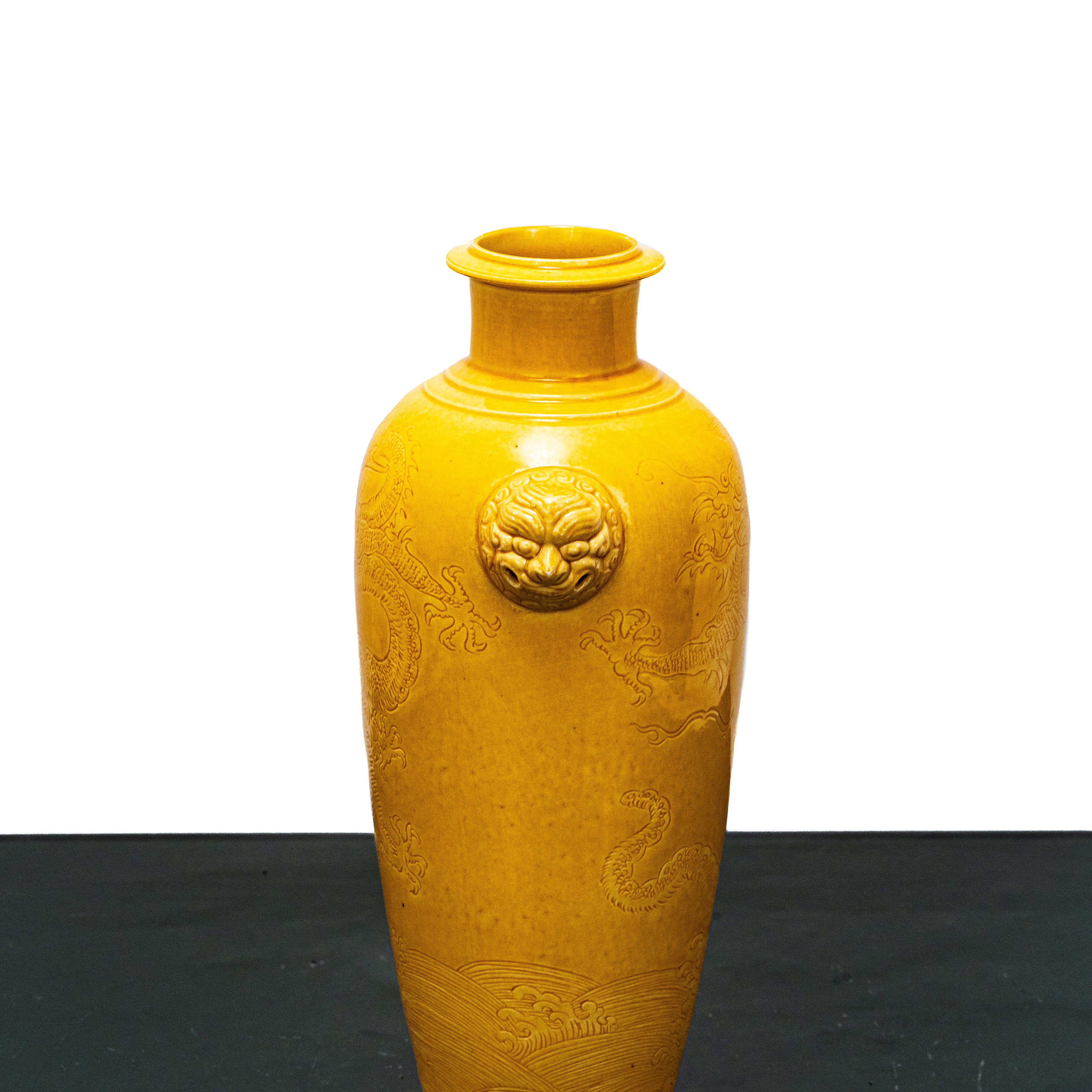 Vaso Giallo con Inciso Motico Decorativo con Dragoni