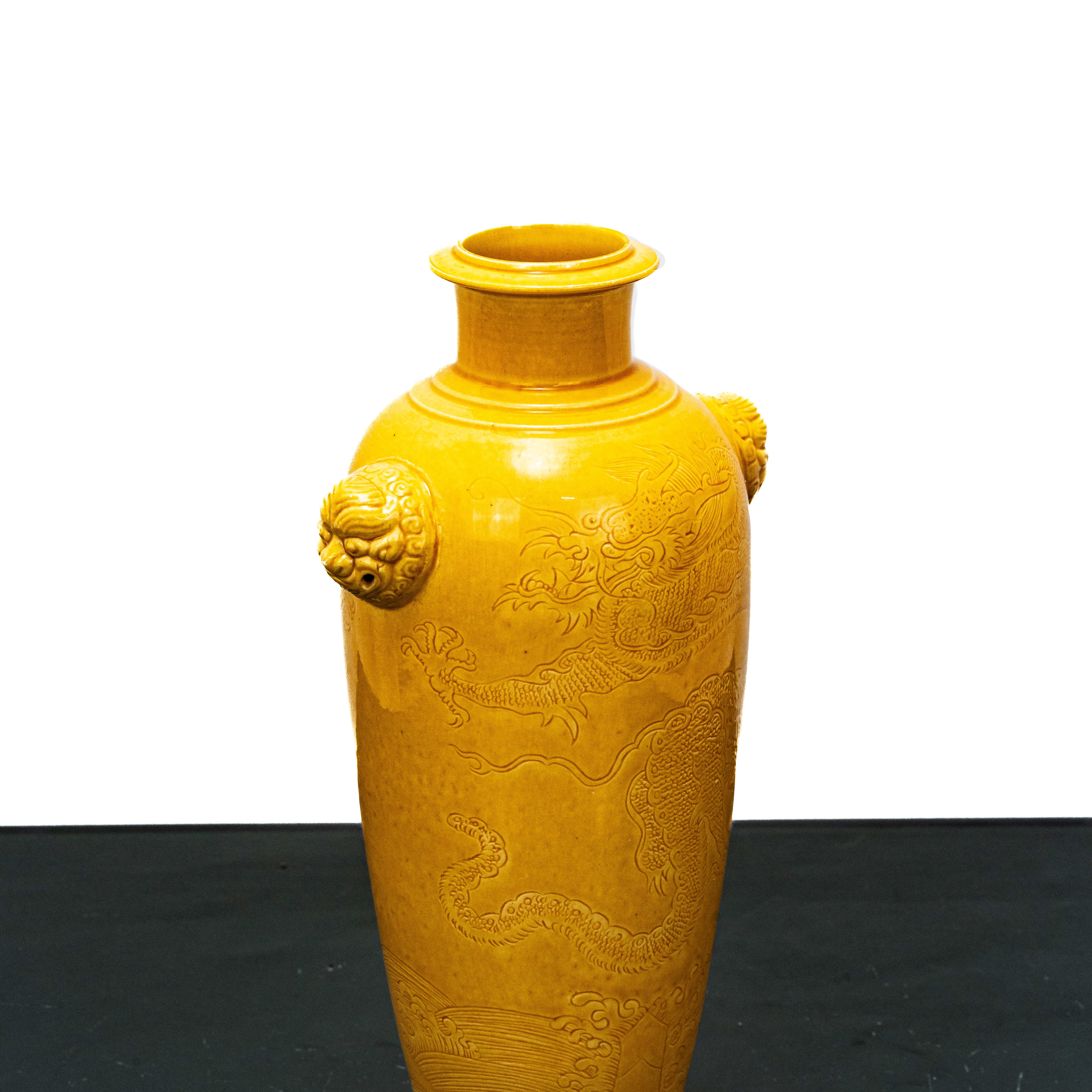 Vaso Giallo con Inciso Motico Decorativo con Dragoni