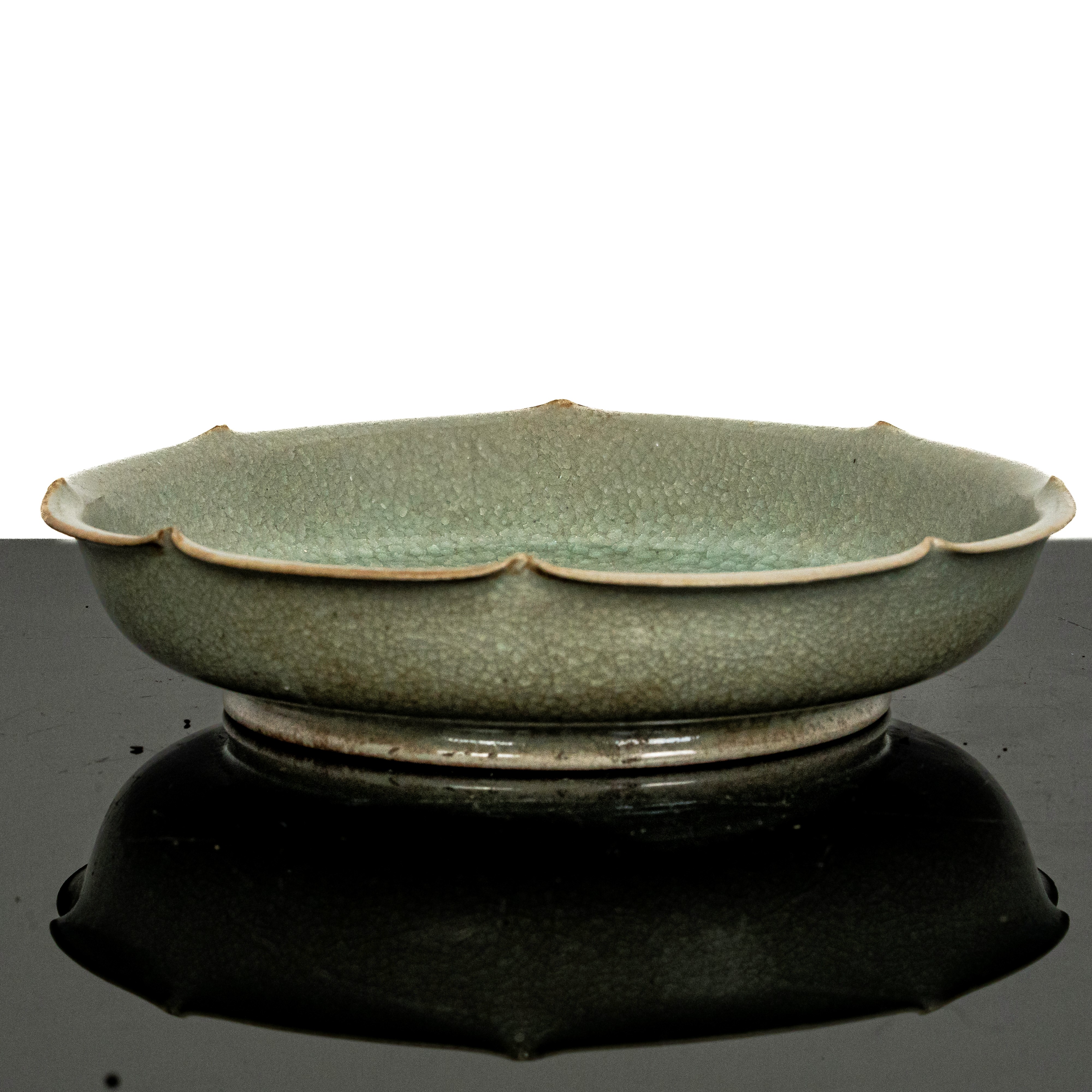 Piatto fondo celadon con iscrizione sul fondo e lettere incise sul fronte