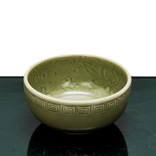 Green Chinese bowl with decorations