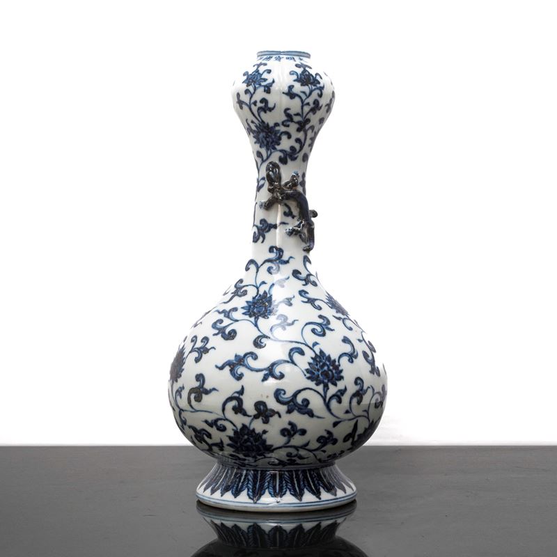 Vaso Cinese Blu e Bianco con Dragone in Rilievo