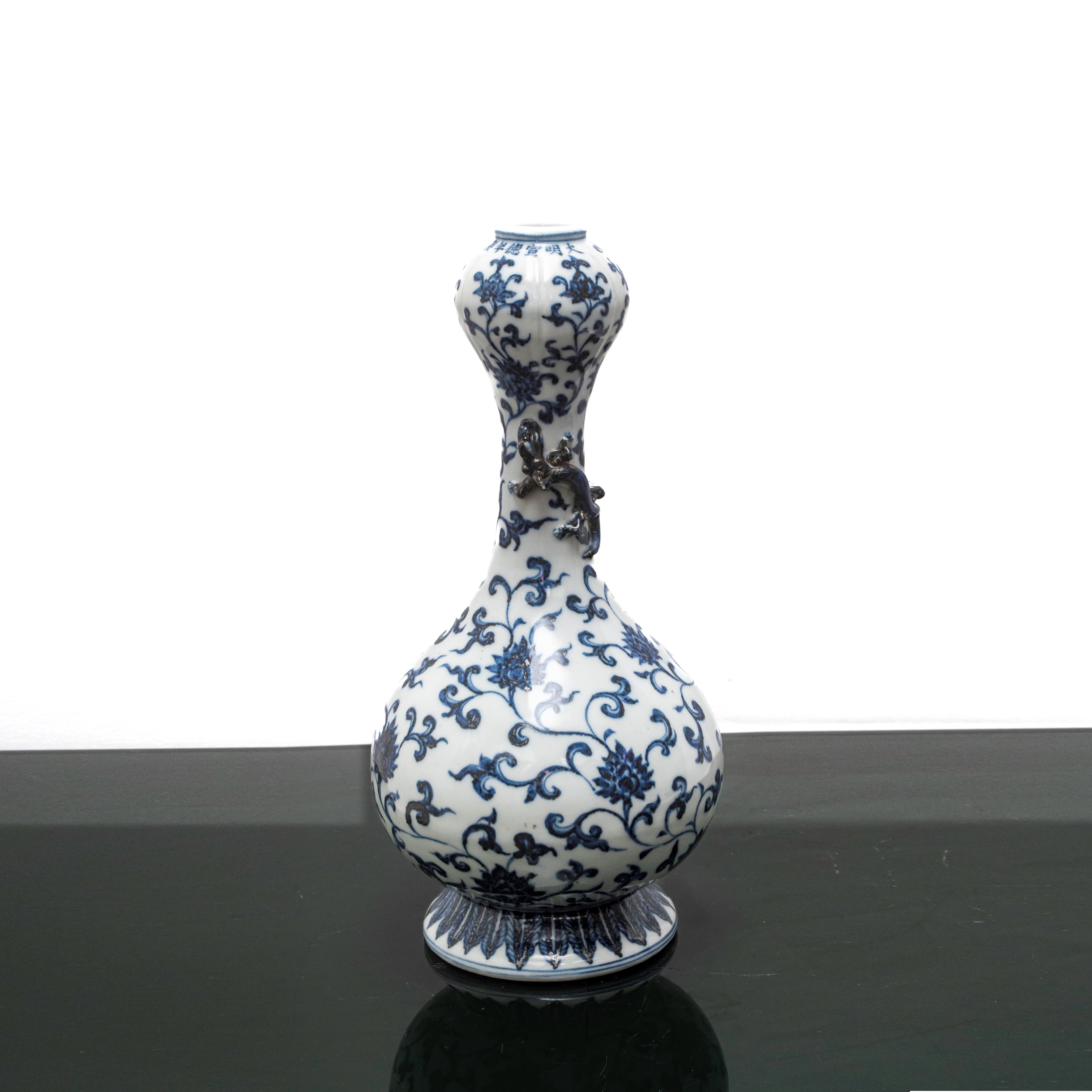Vaso Cinese Blu e Bianco con Dragone in Rilievo