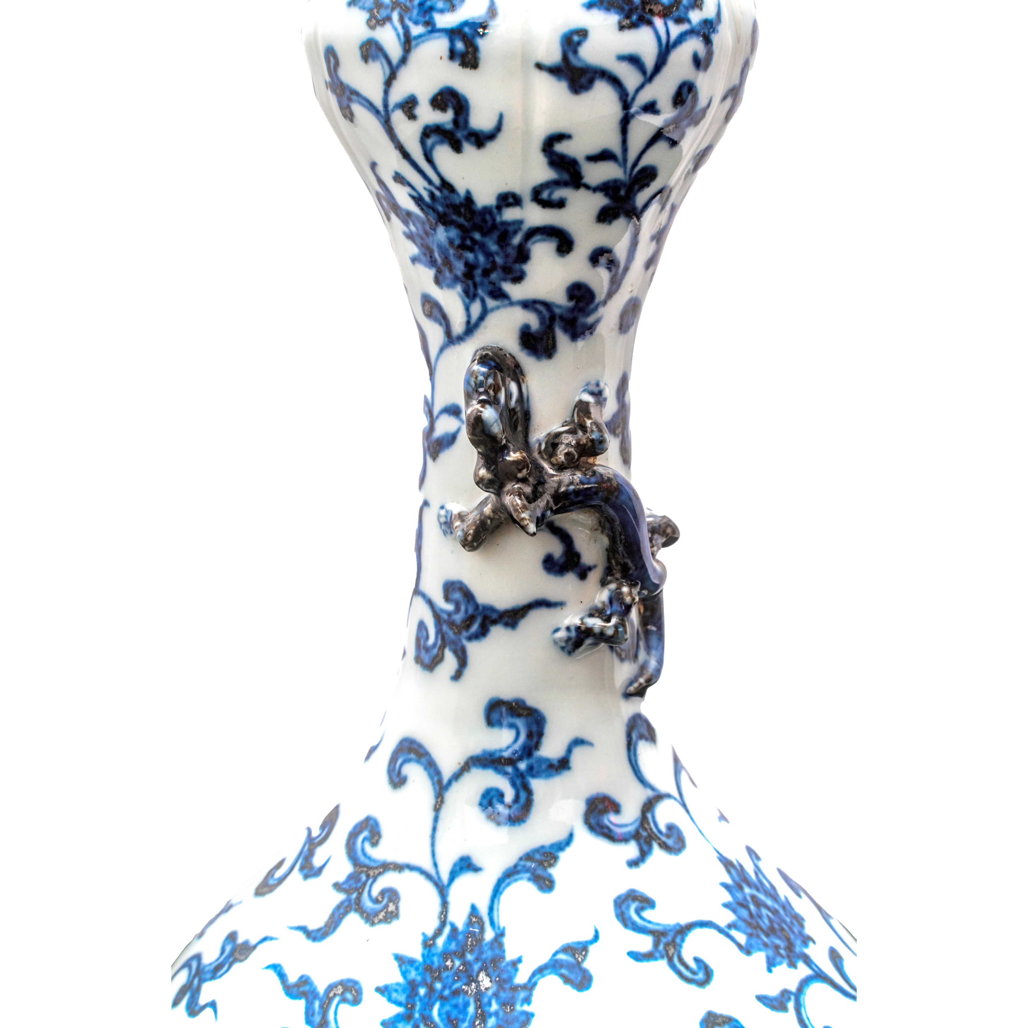 Vaso cinese blu e bianco con dragone in rilievo