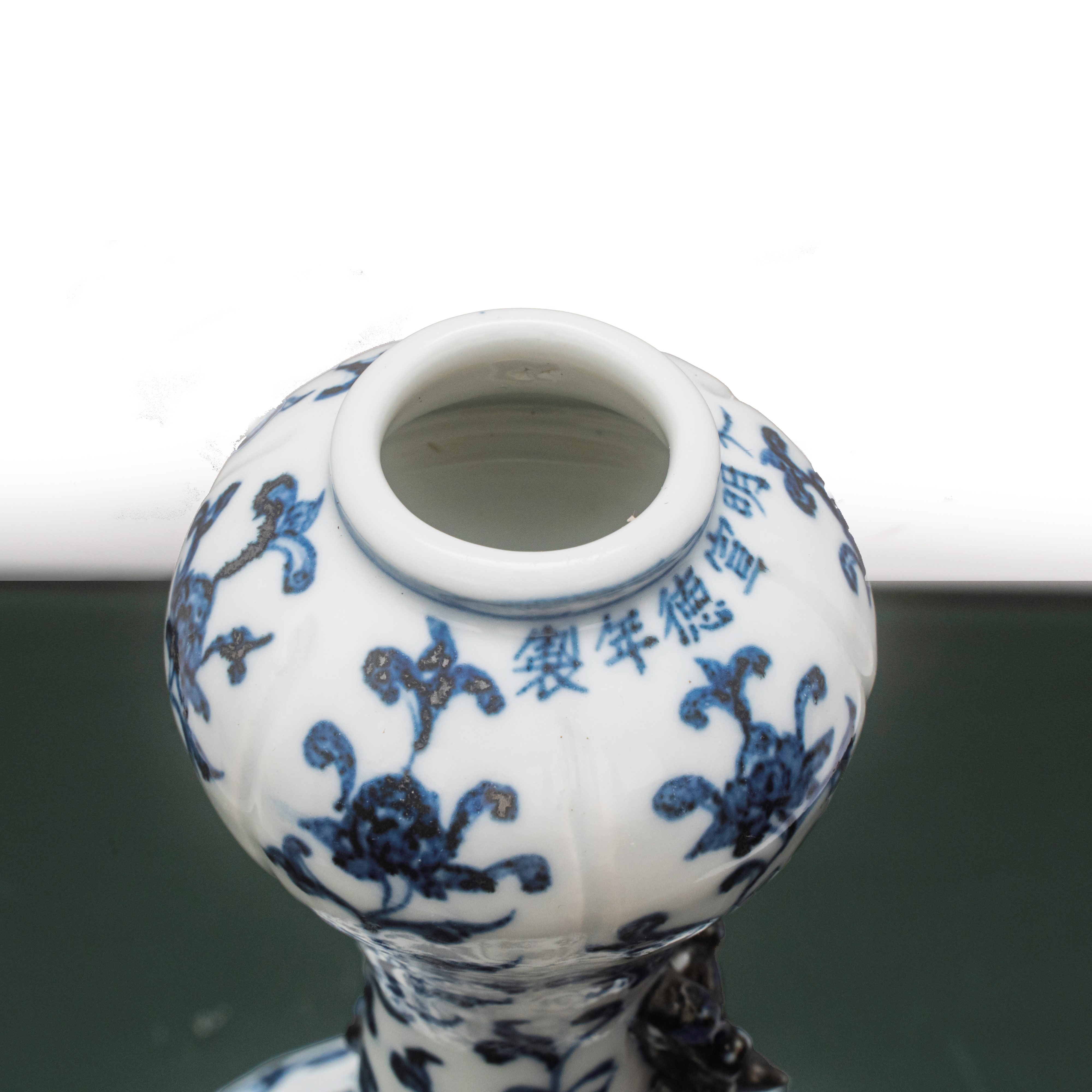 Vaso cinese blu e bianco con dragone in rilievo