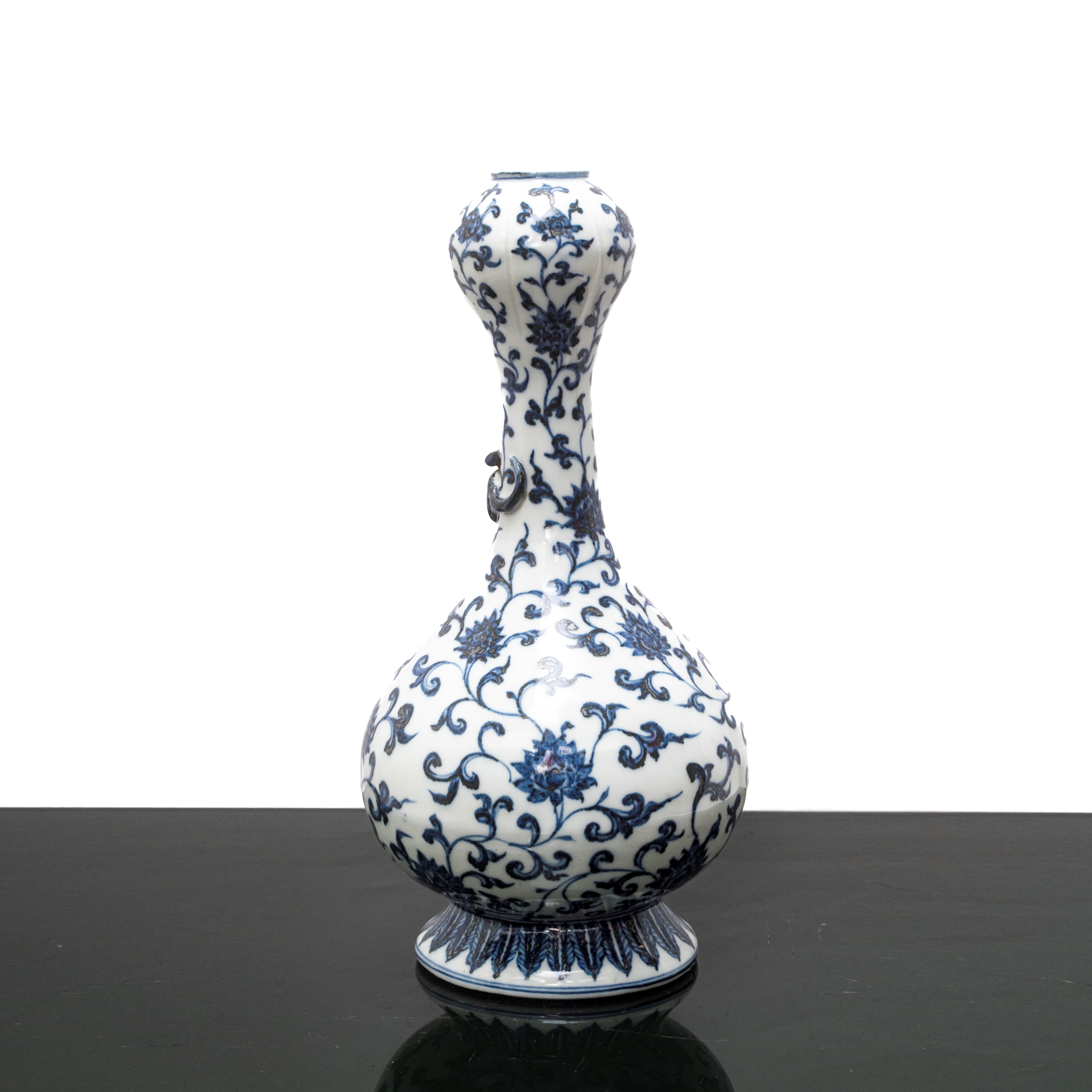 Vaso cinese blu e bianco con dragone in rilievo