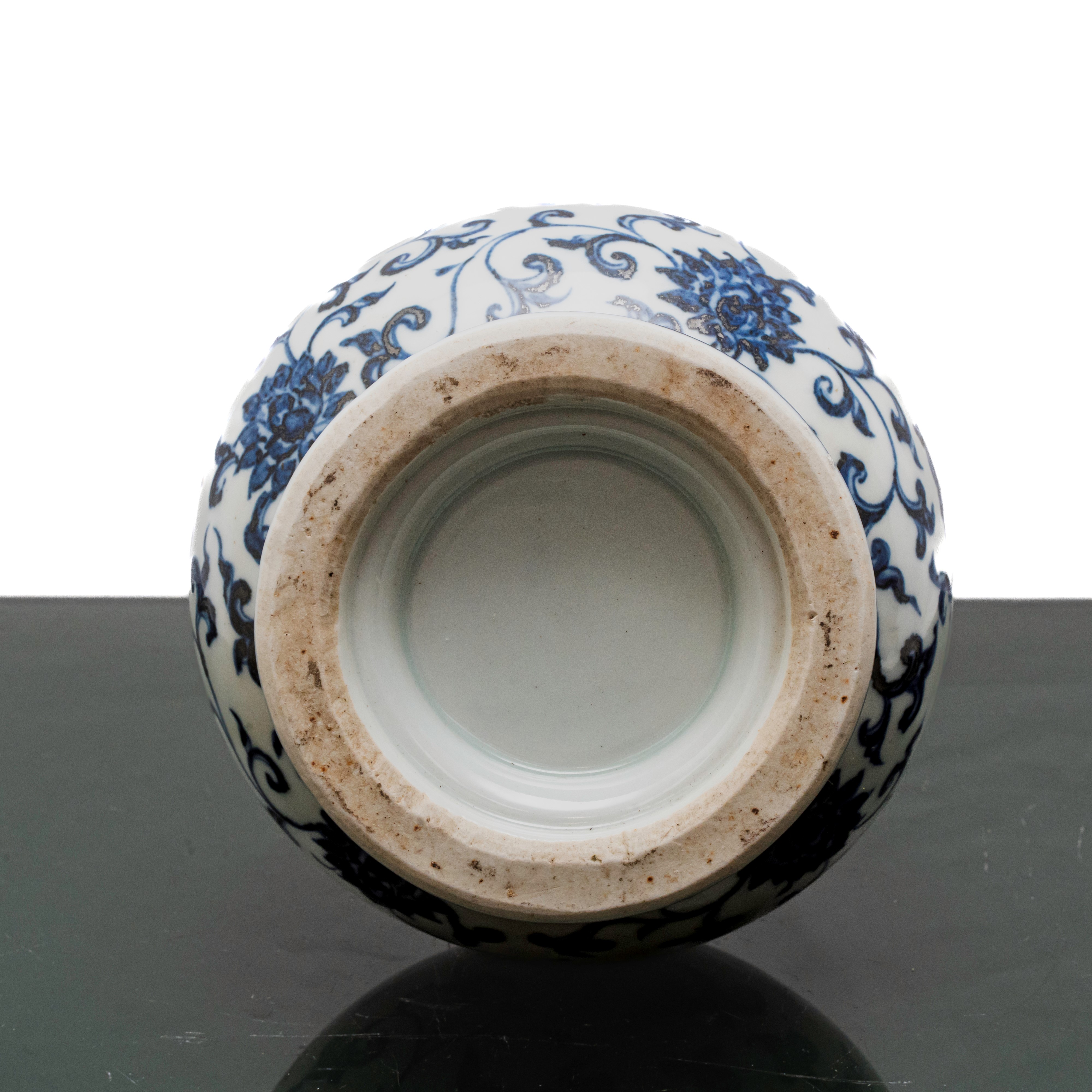 Vaso cinese blu e bianco con dragone in rilievo