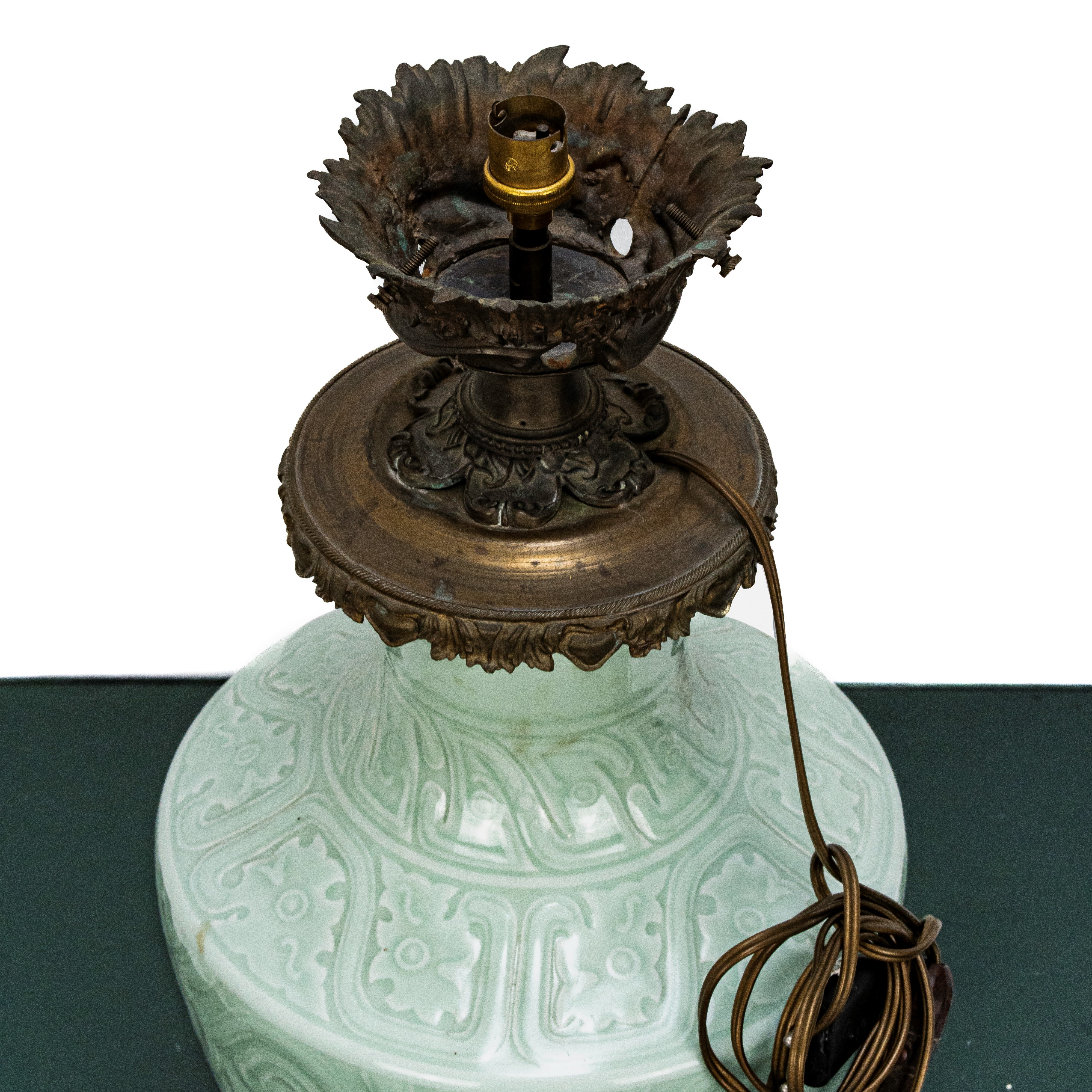 Grande Vaso cinese in smalto verde con decori adattato a lampada da tavolo