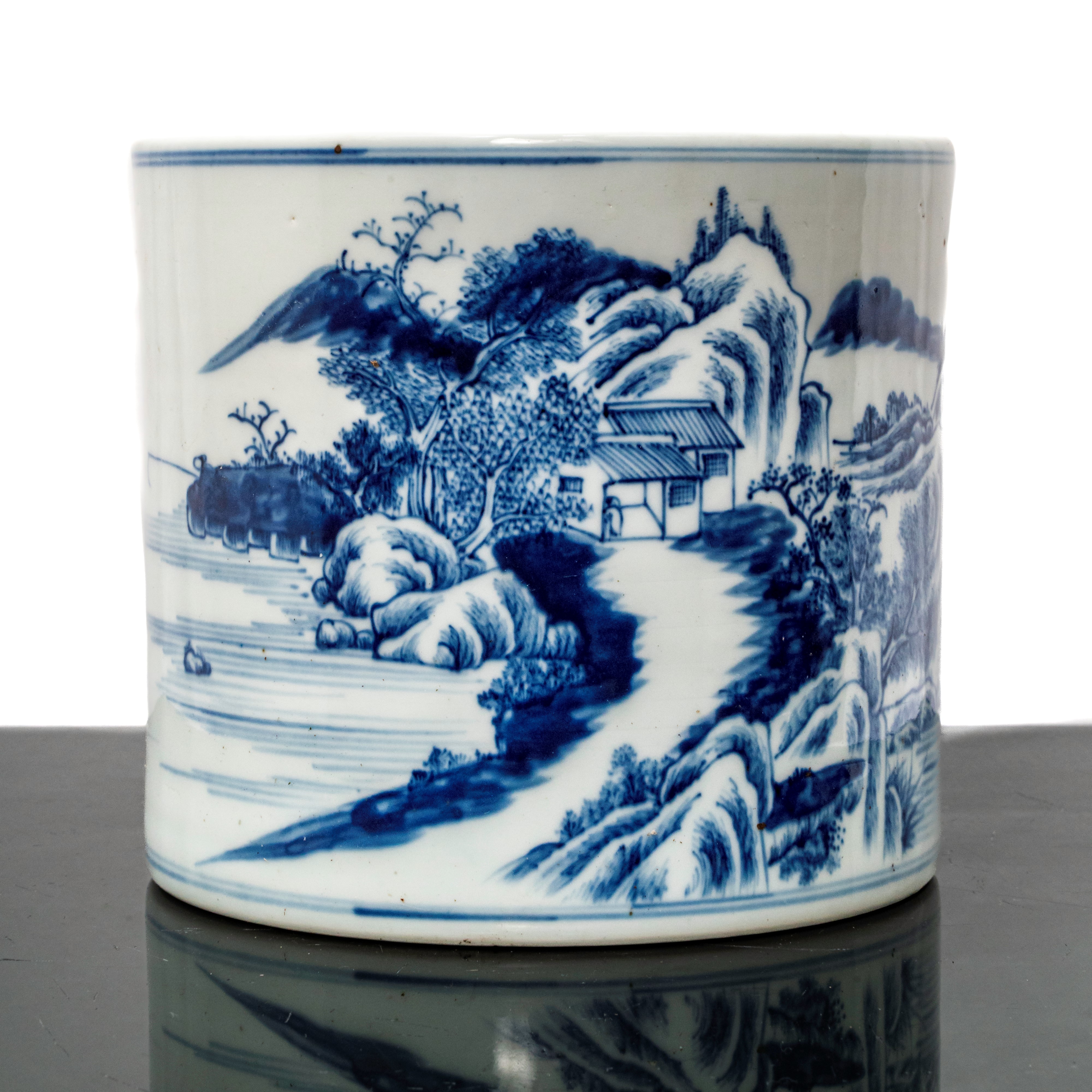 Vaso cinese bianco e blu con raffigurazione di un villaggio