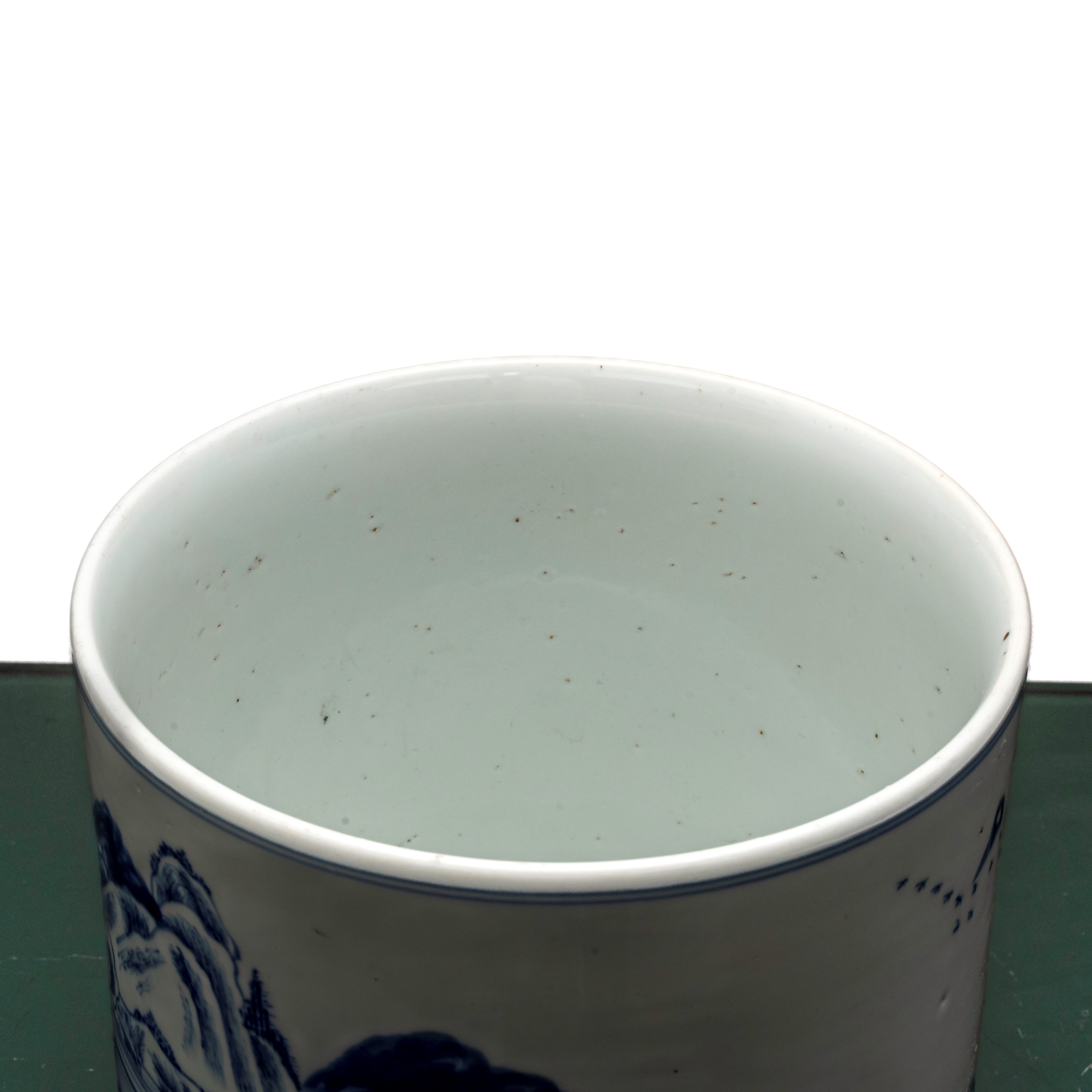 Vaso cinese bianco e blu con raffigurazione di un villaggio