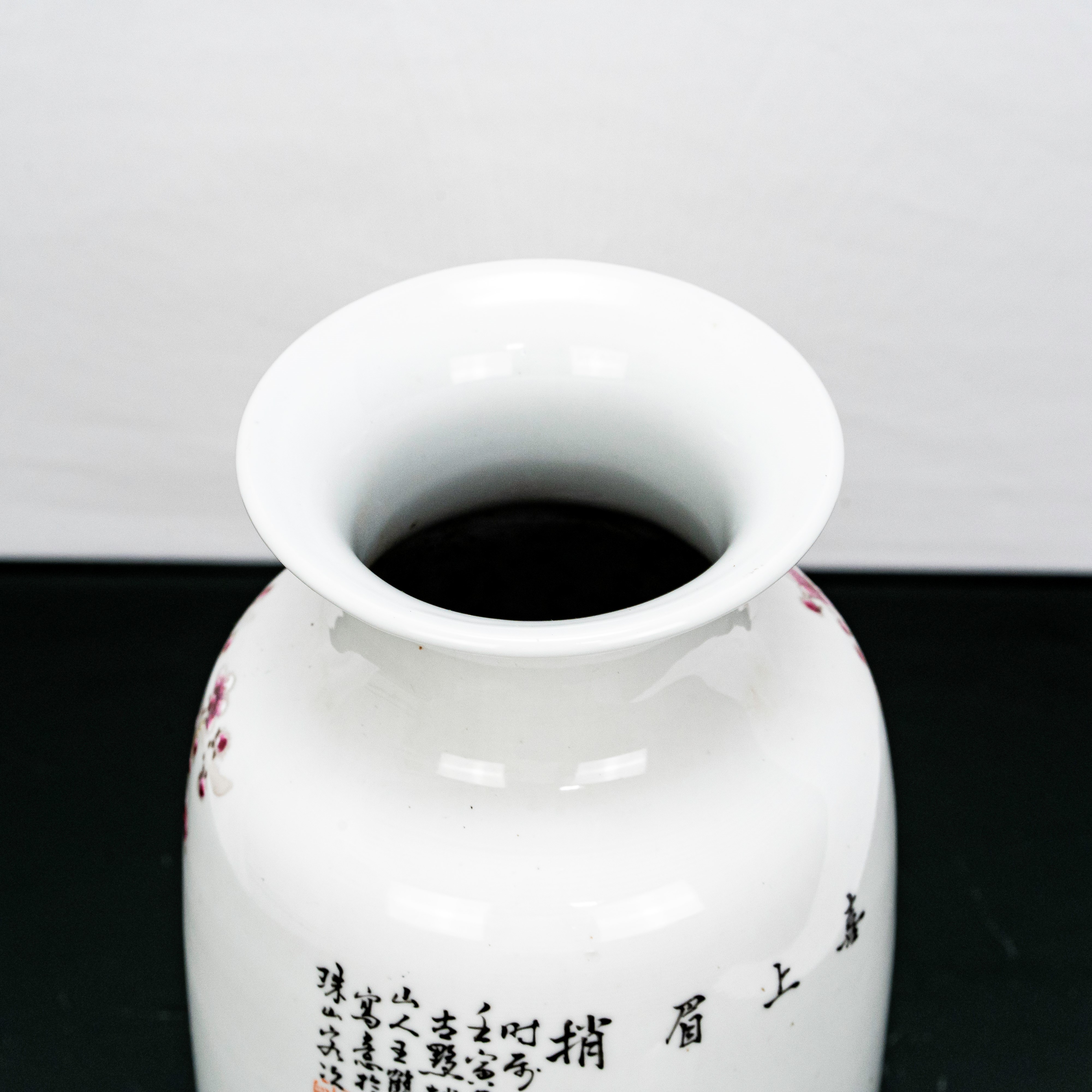 Vaso cinese dipinto sul fronte con fiori di pesco e uccello