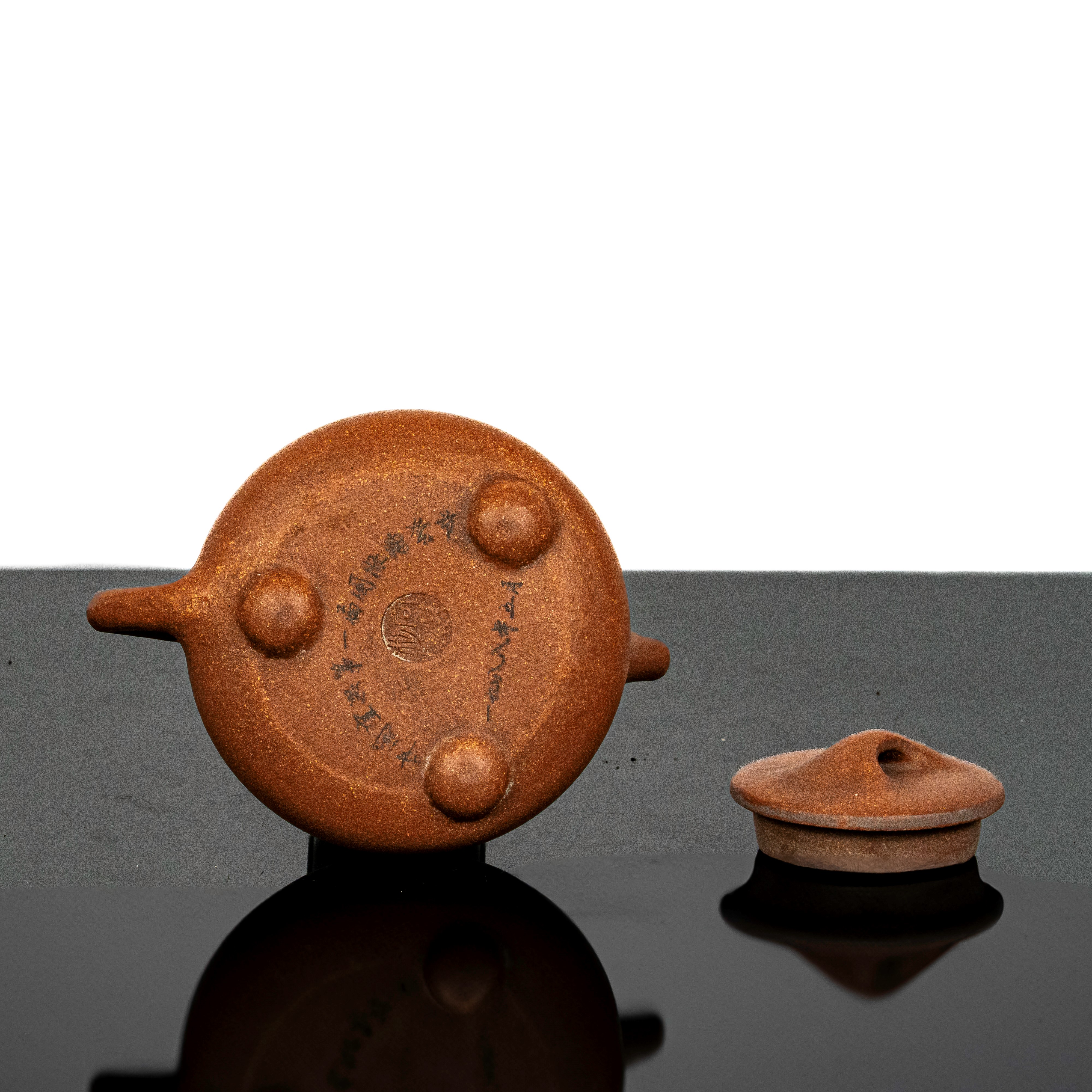 Teiera in argilla viola con iscrizioni su tutto il corpo