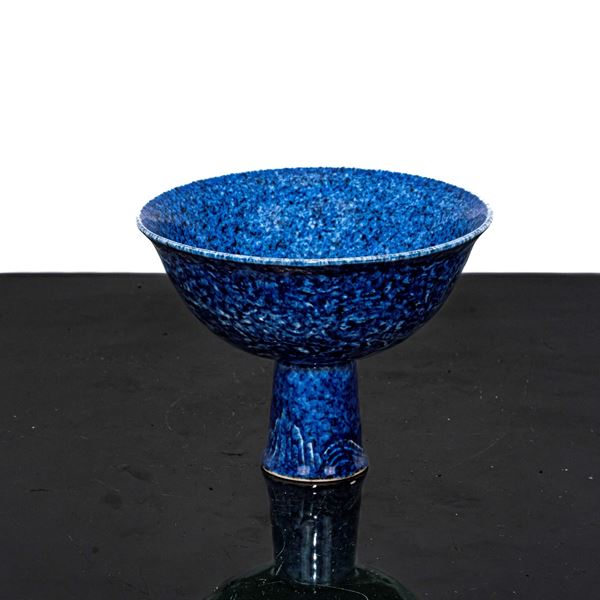 Alzata in ceramica blu scolpita con motivi a dragone