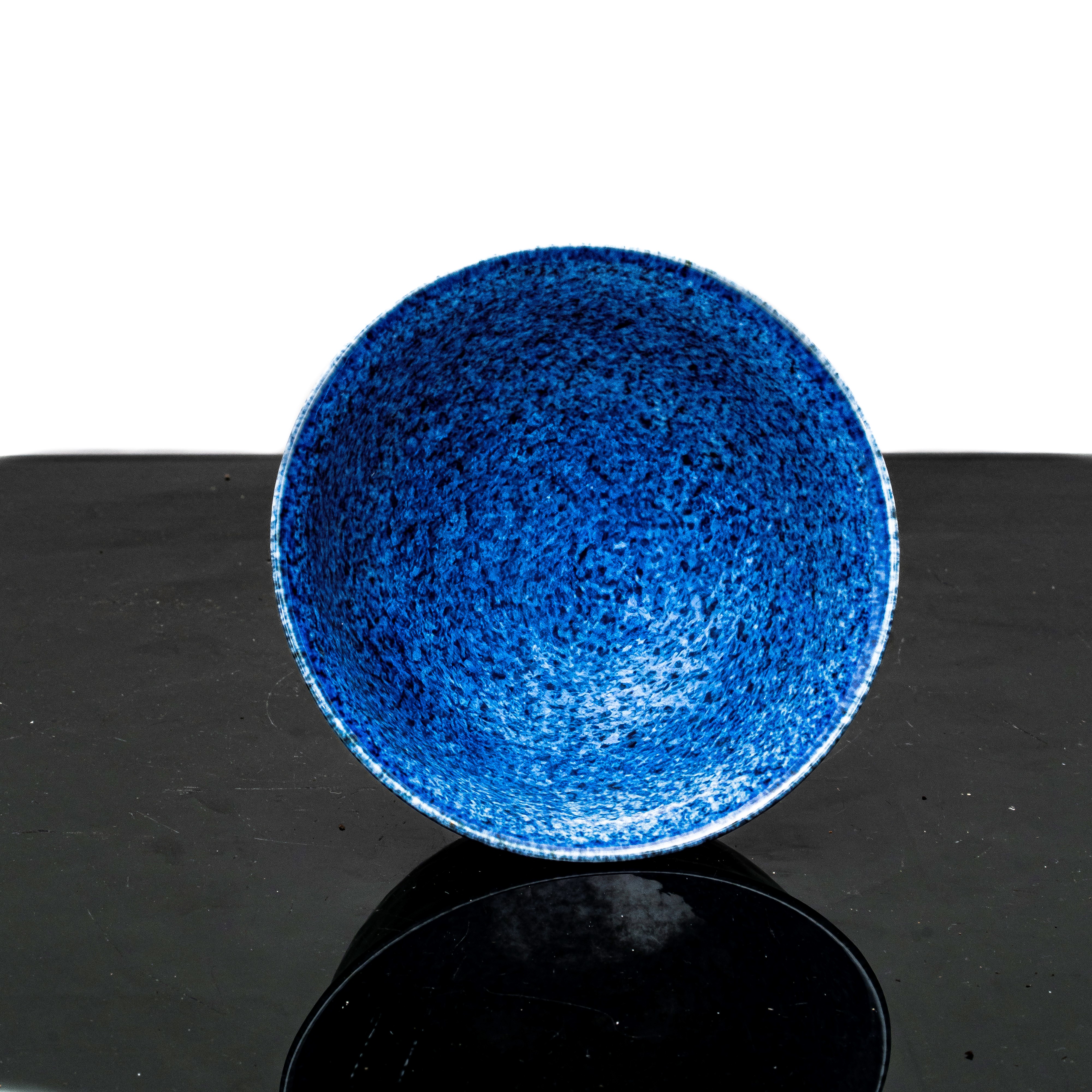 Alzata in ceramica blu scolpita con motivi a dragone