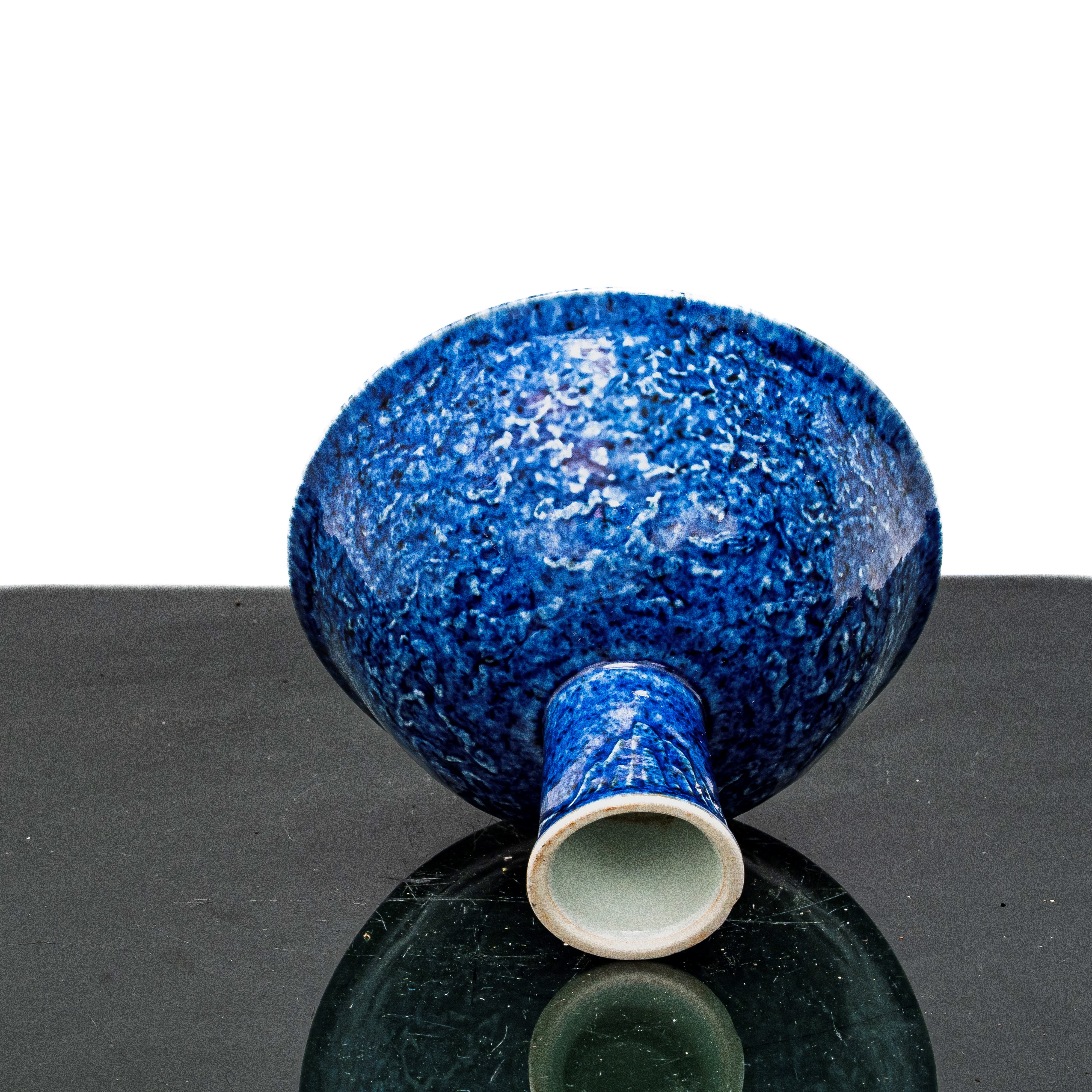 Alzata in ceramica blu scolpita con motivi a dragone