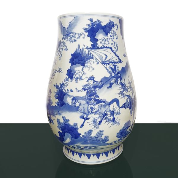 Large Chinese blue and white vase with war scenes
