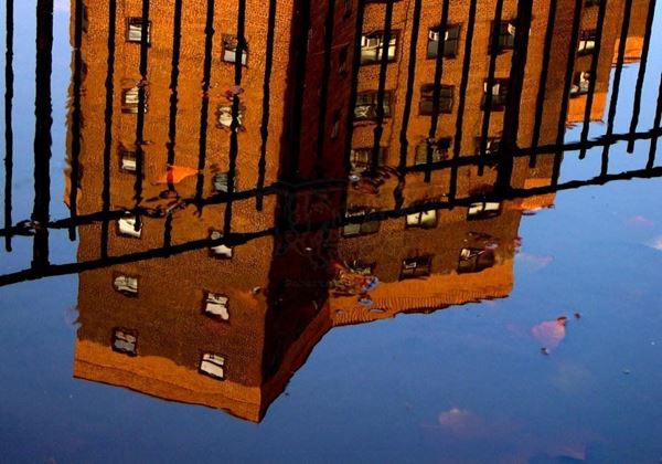 Collezione AQUA, titolo "East River Walk", anno 2006. USA: NYC, Riflesso del Peter Cooper Village con palazzi di mattoni rossi su pozzanghera di acqua piovana, digitale 0 / 5, 30,5X43, stampa digitale su carta fotografica mat kodak, forex nero 20mm, bordato
