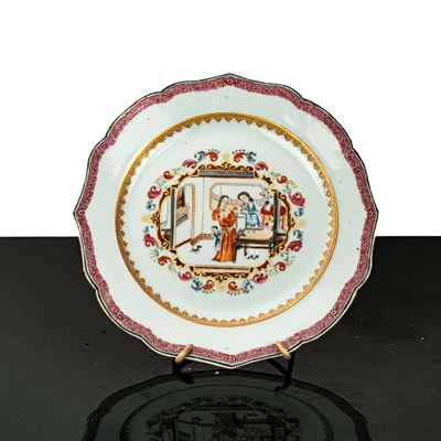 Piatto in Porcellana con Scena Familiare Dipinta Famille Rose