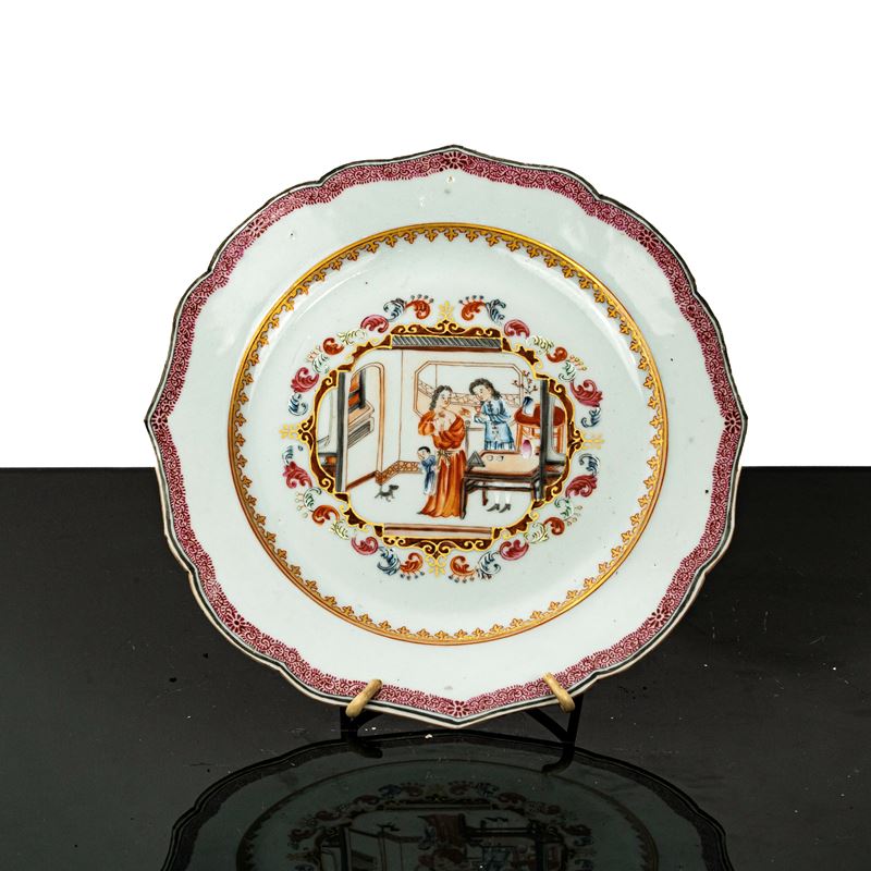 Piatto in Porcellana con Scena Familiare Dipinta Famille Rose
