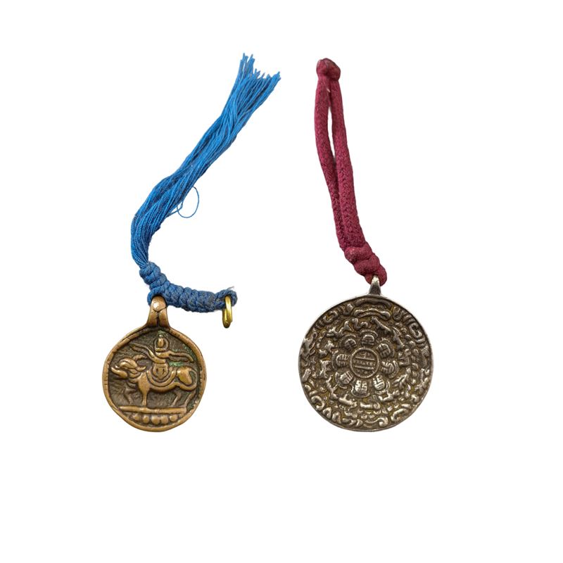 Coppia di amuleti rotondi in rame tibetano