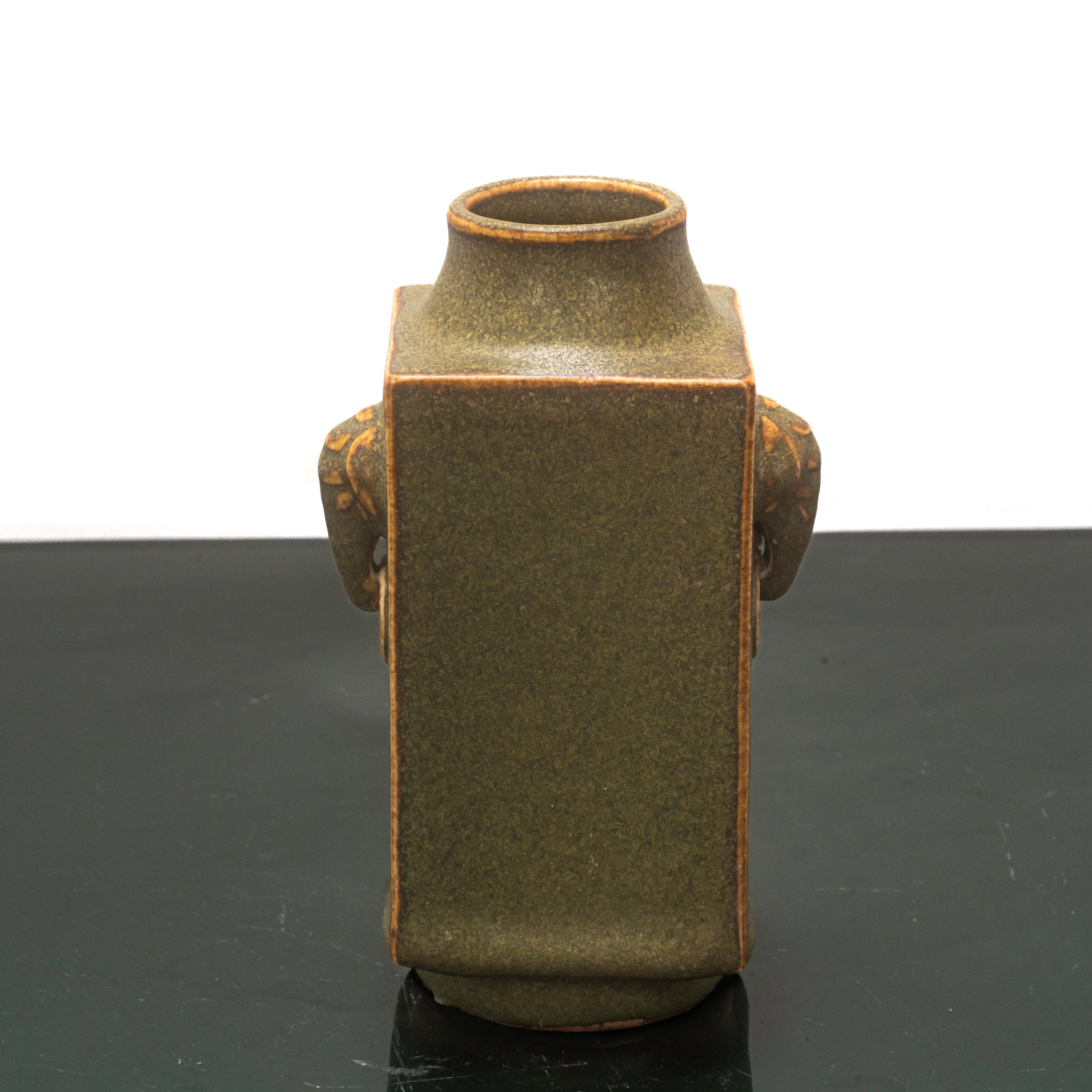 Vaso in porcellana cinese con prese laterali ad elefante