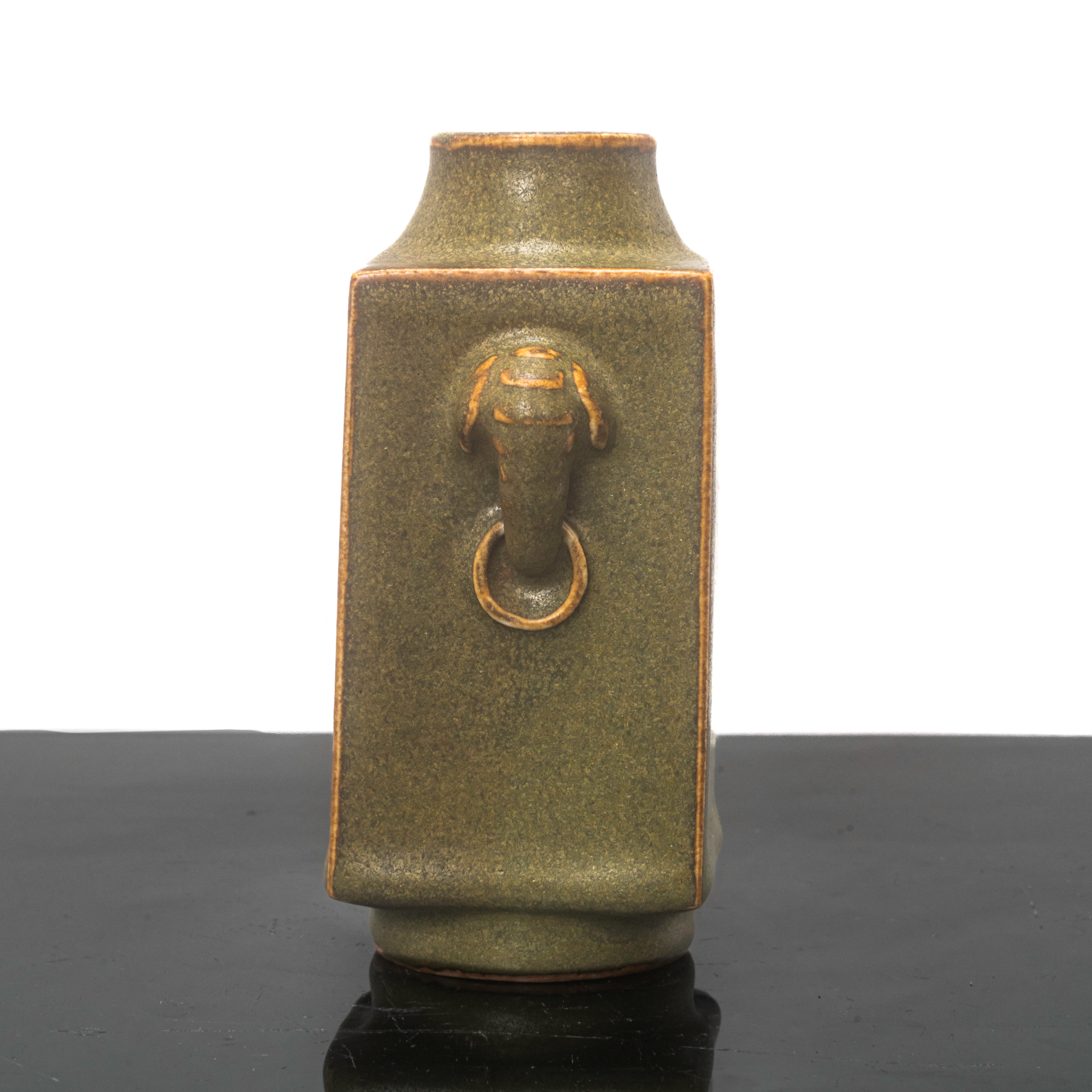 Vaso in porcellana cinese con prese laterali ad elefante