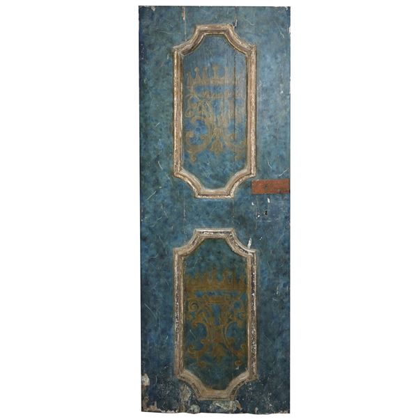 Door with a green and gold lacquered door