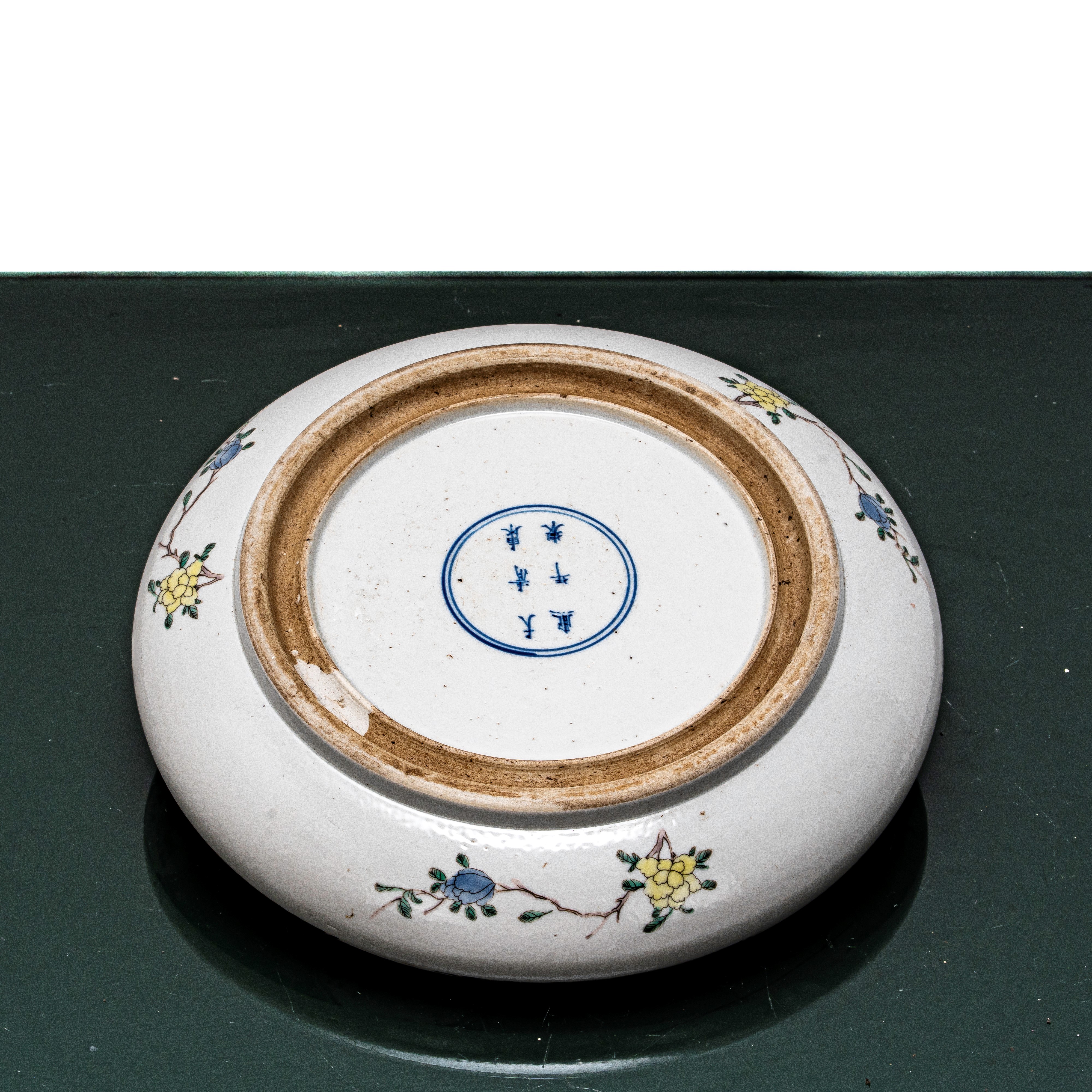 Ciotola in porcellana cinese decorata con scene di vita quotidiana