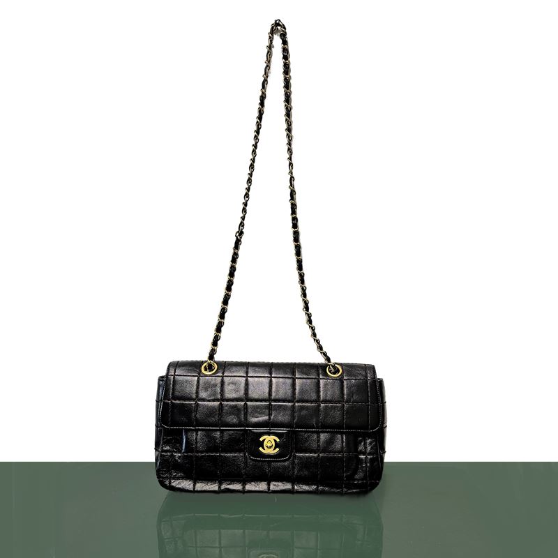 Borsa Chanel modello chocolate bar in testa di moro con metalleria dorata