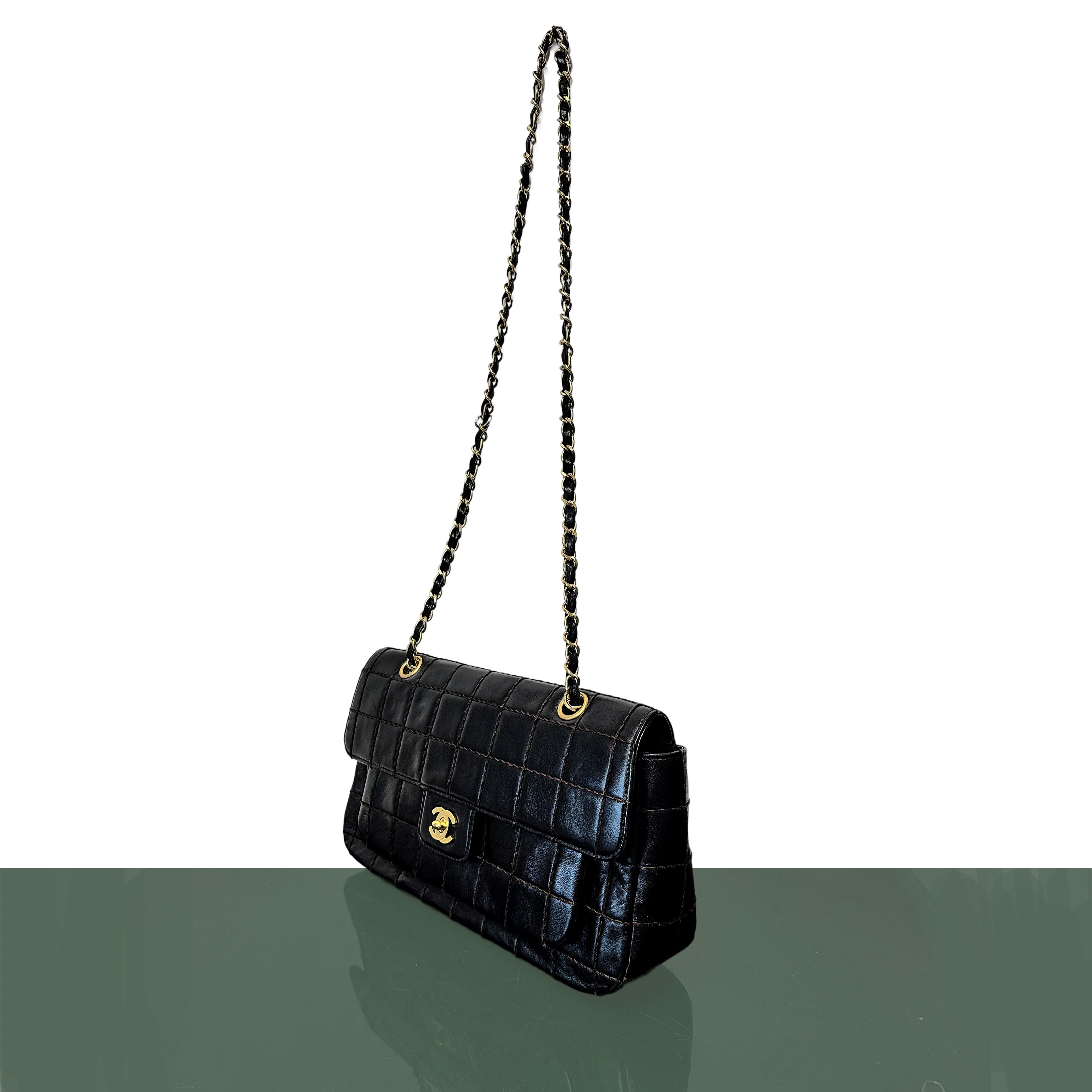 Borsa Chanel modello chocolate bar in testa di moro con metalleria dorata